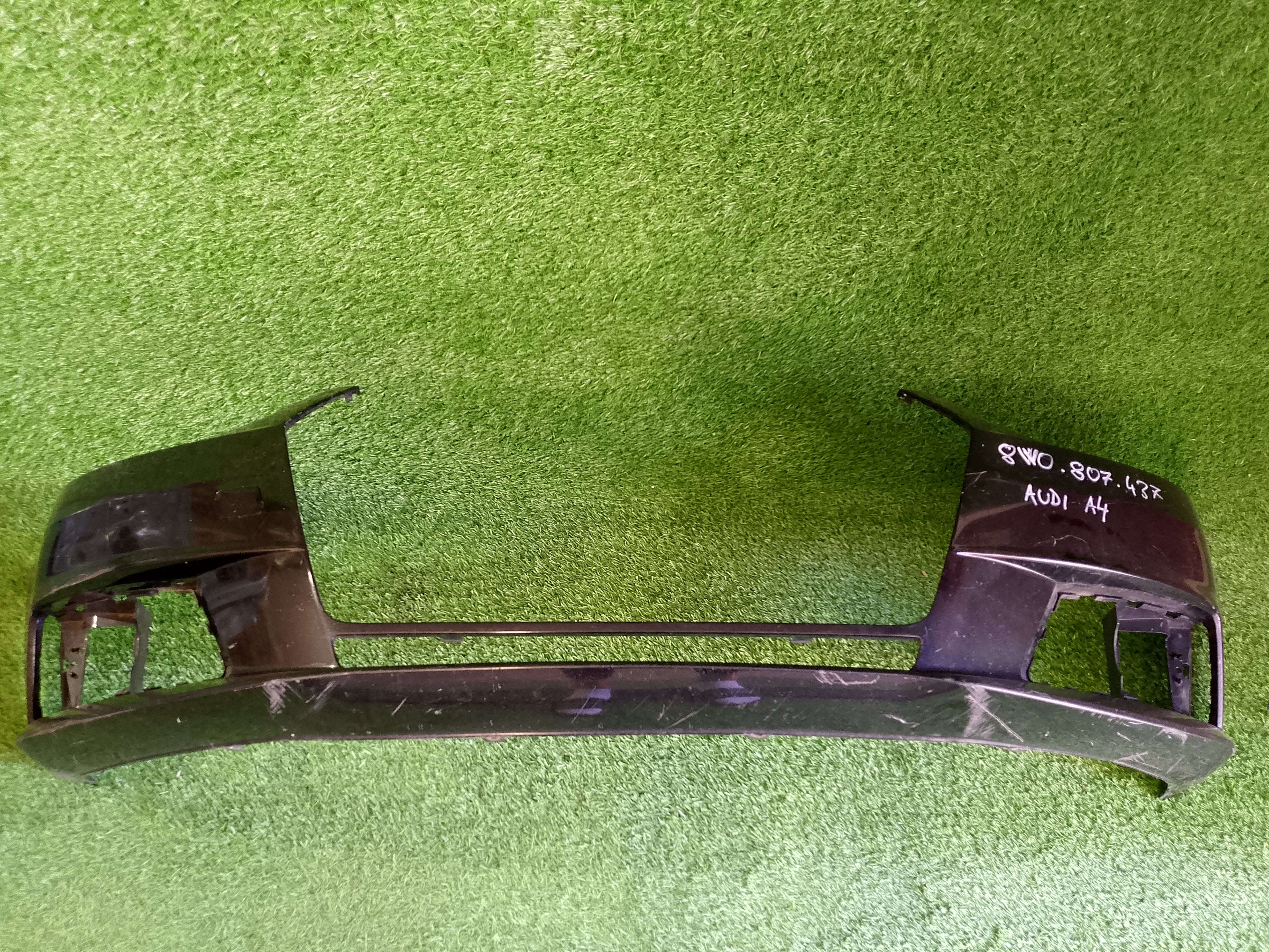 Přední nárazník Audi A4  8W0807437