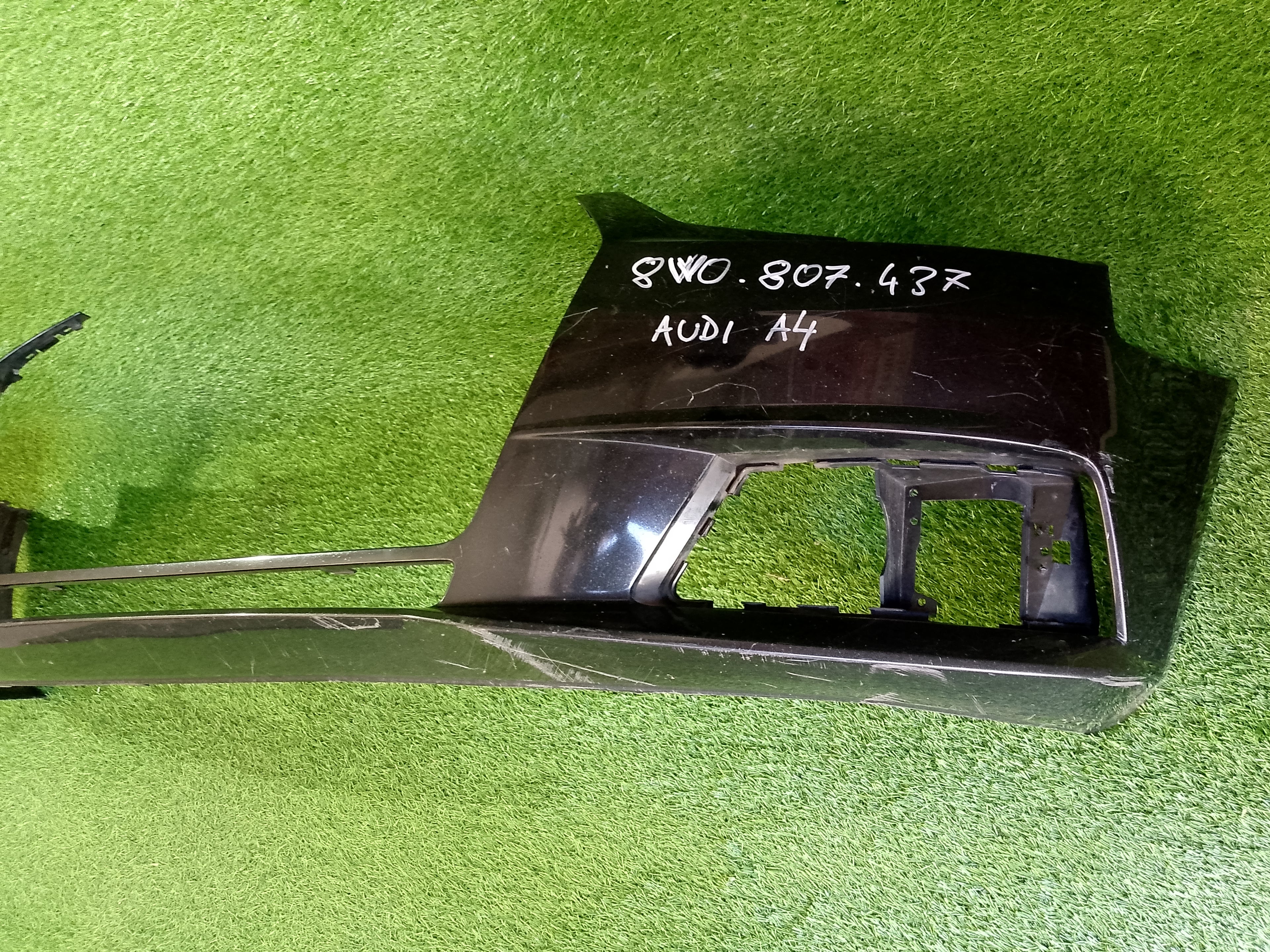 Přední nárazník Audi A4  8W0807437