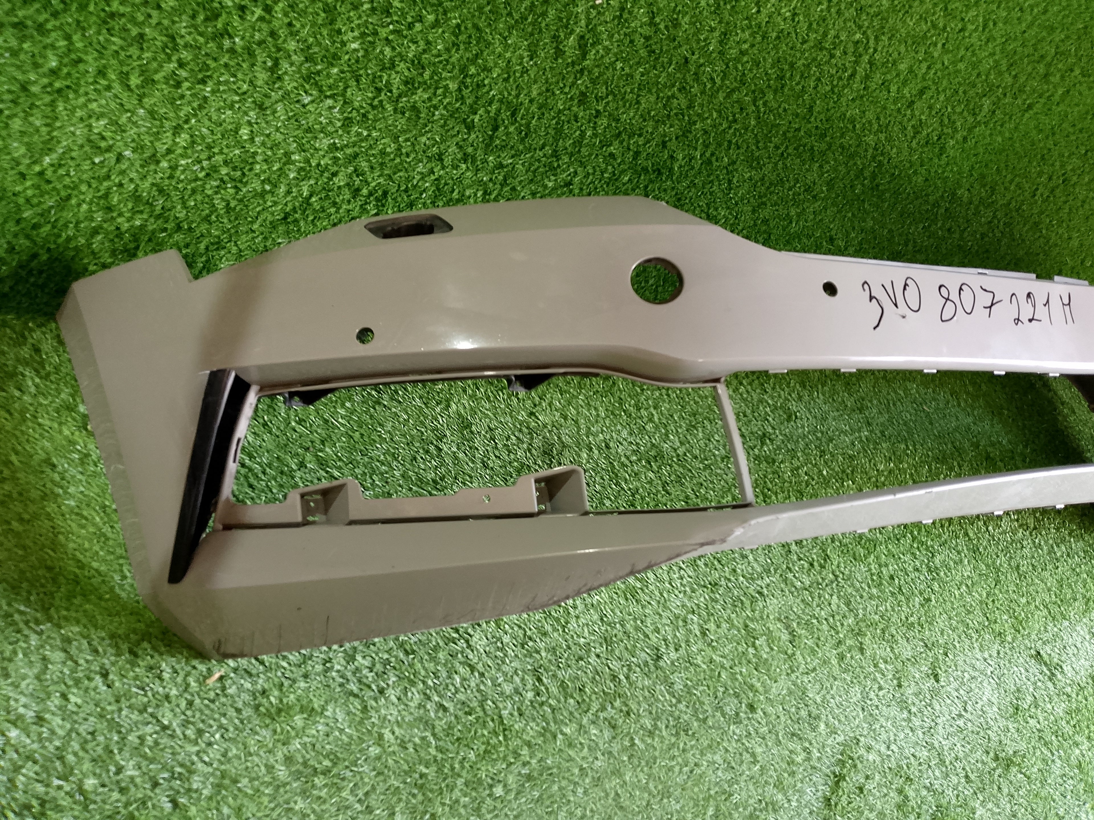 Přední nárazník Škoda Superb III, 3 face 3v0807221m