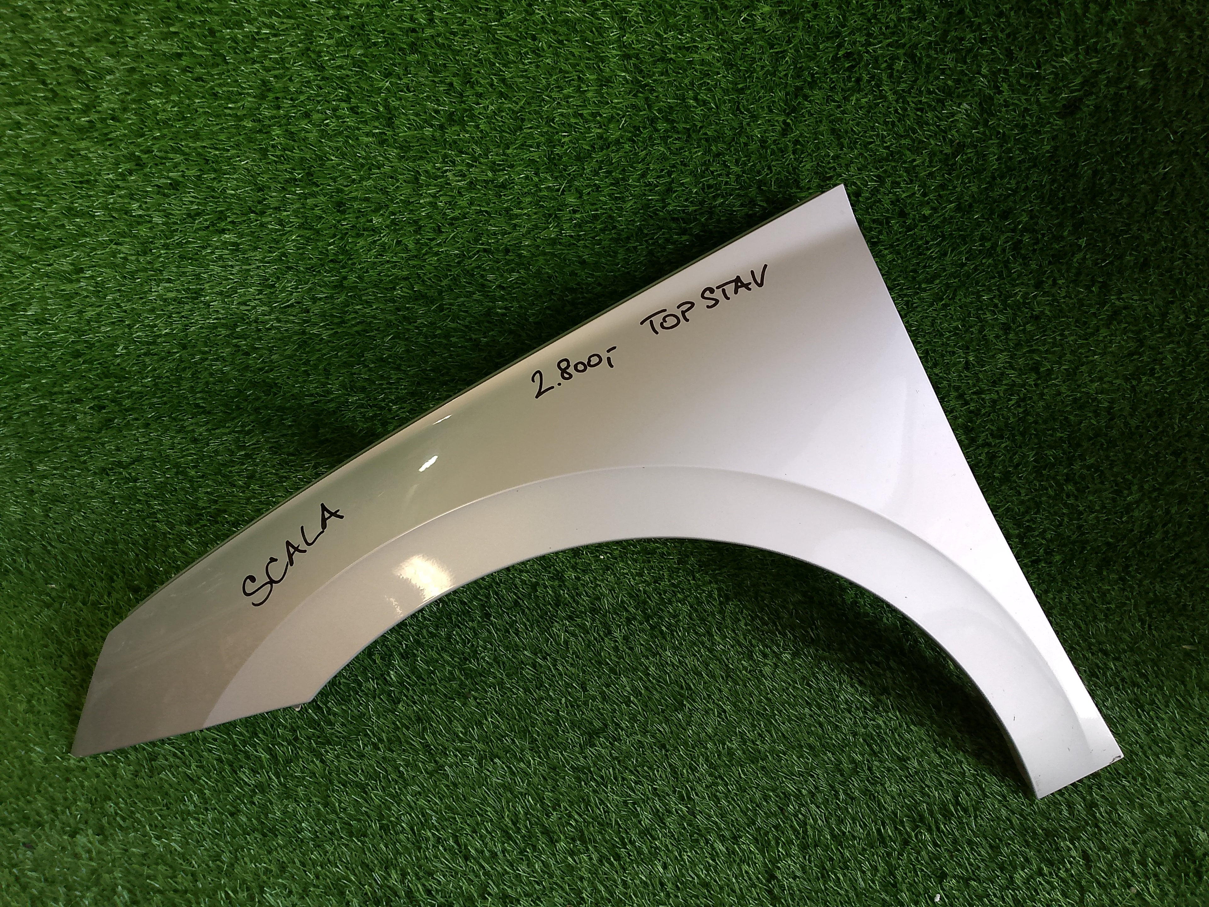 Levý blatník Škoda Scala top stav bez nutnosti lakovat