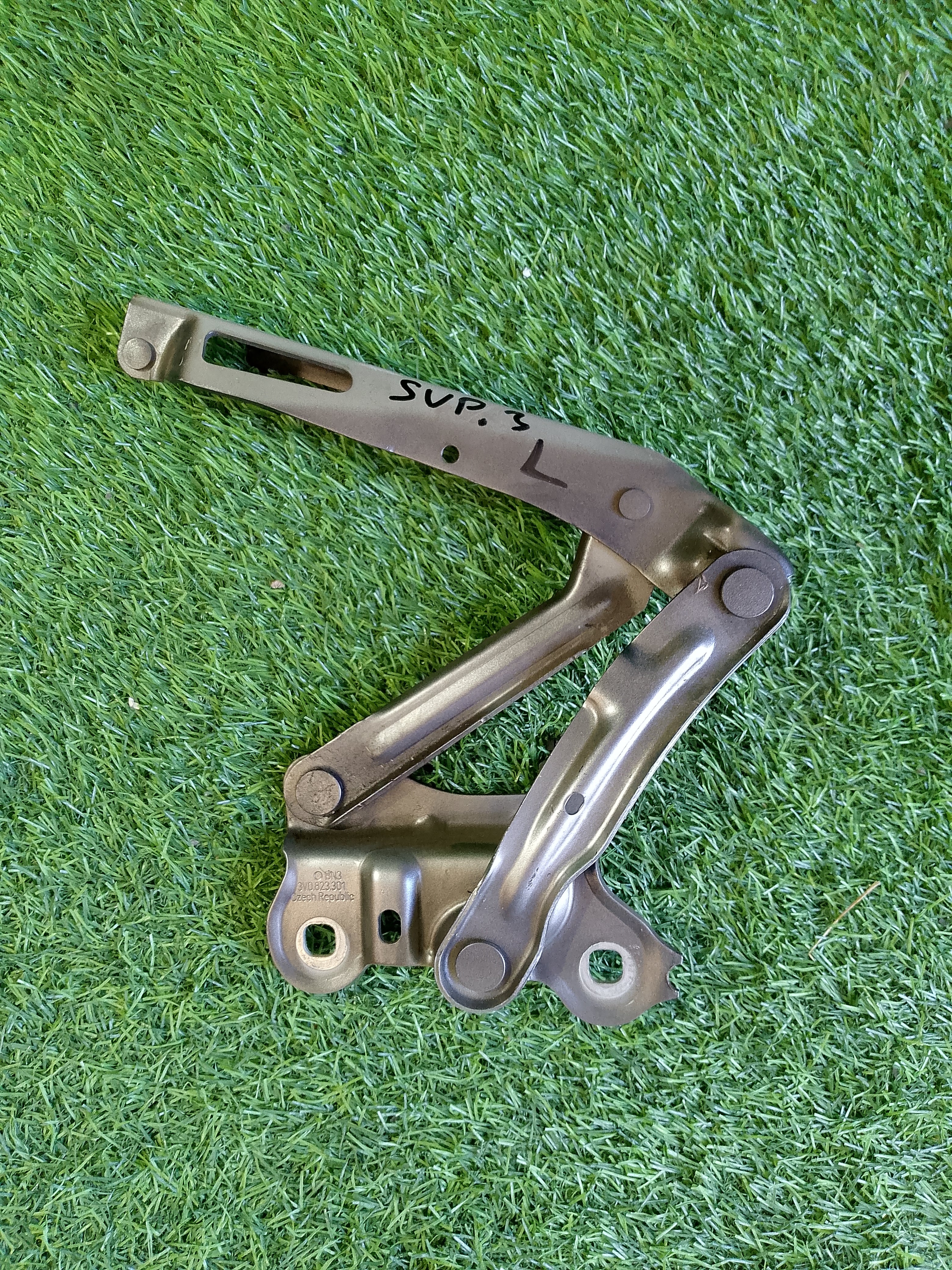 Škoda Superb III, 3 - pant kapoty 3V0823301 levý