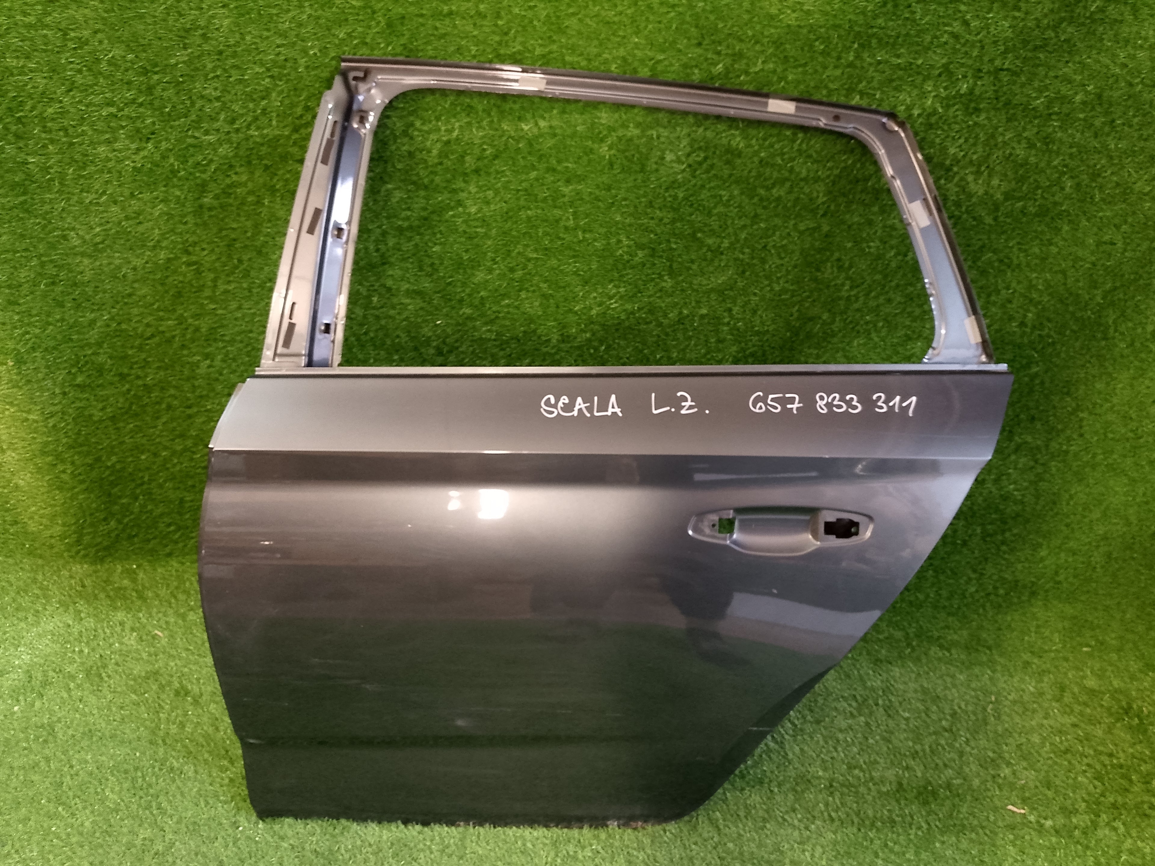 Škoda Scala levé zadní dveře 657833311