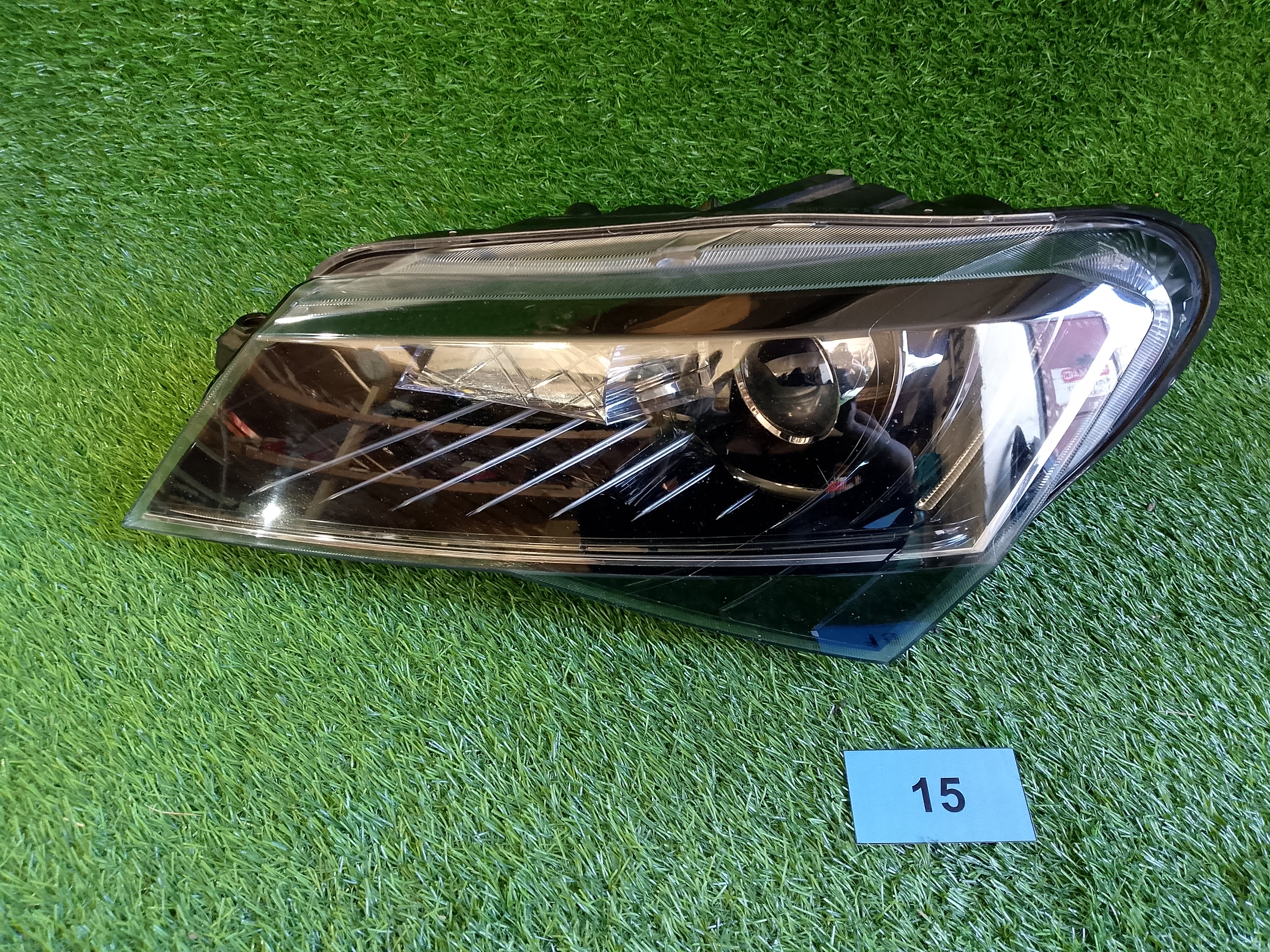 Škoda Superb III, 3 před face levý xenon 3V1941015B