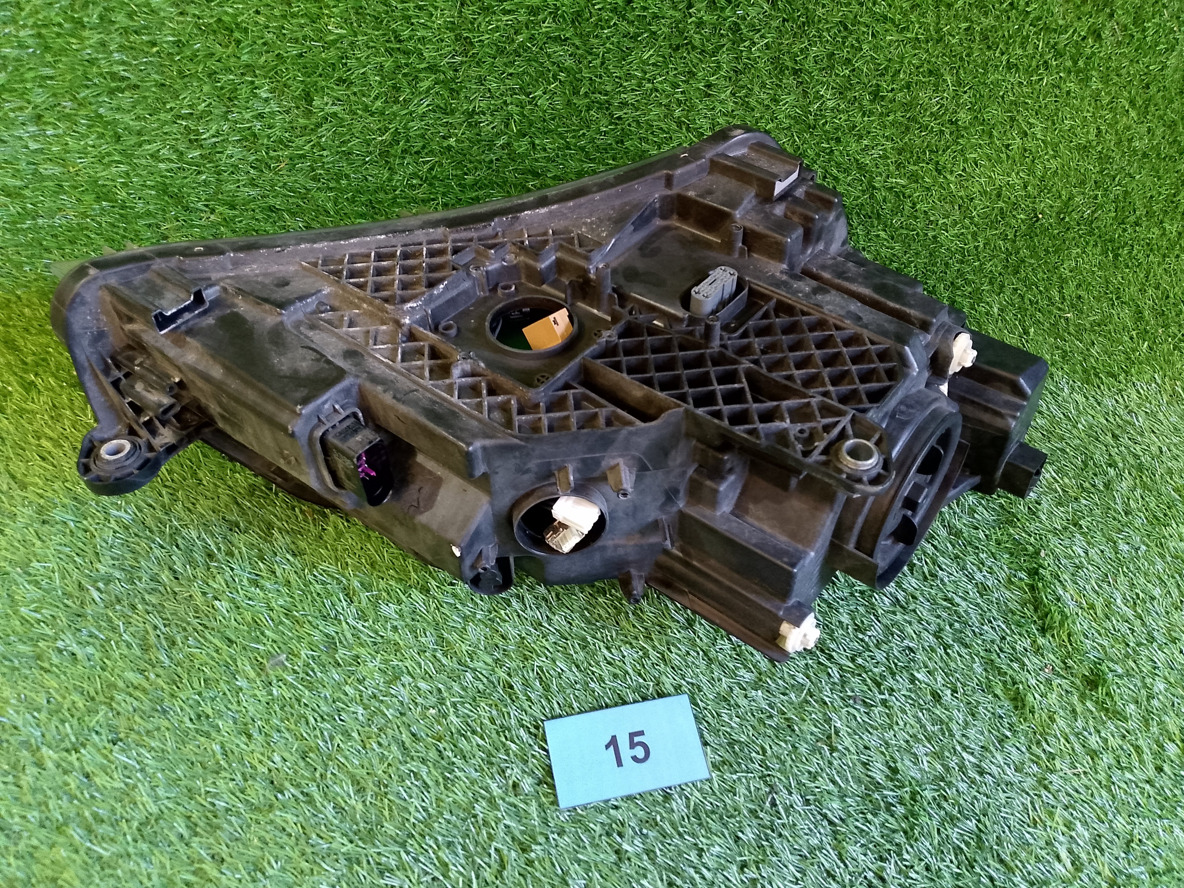 Škoda Superb III, 3 před face levý xenon 3V1941015B