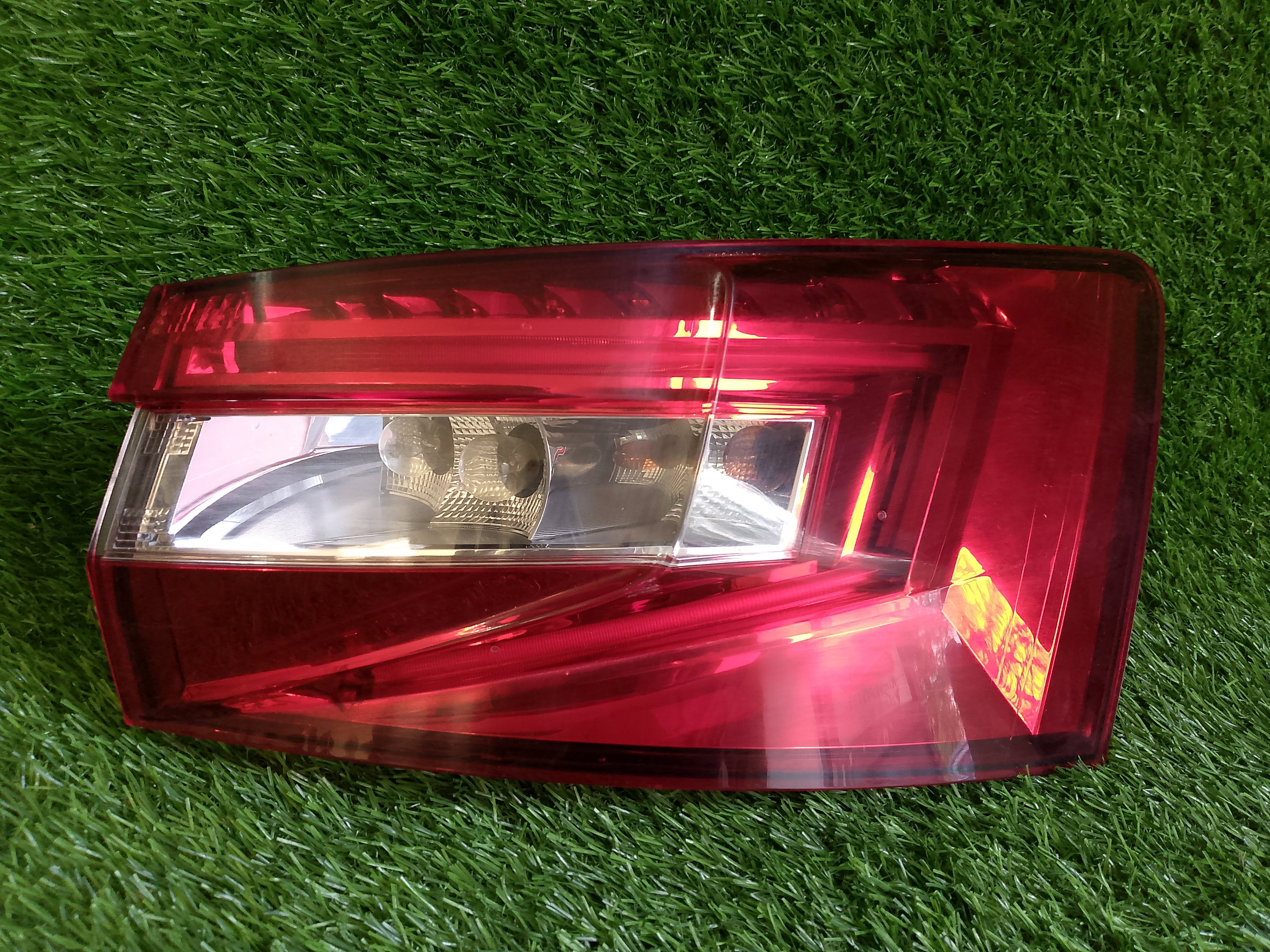 ŠKODA SUPERB III, 3 COMBI prava zadní LAMPA , 3V9945208a