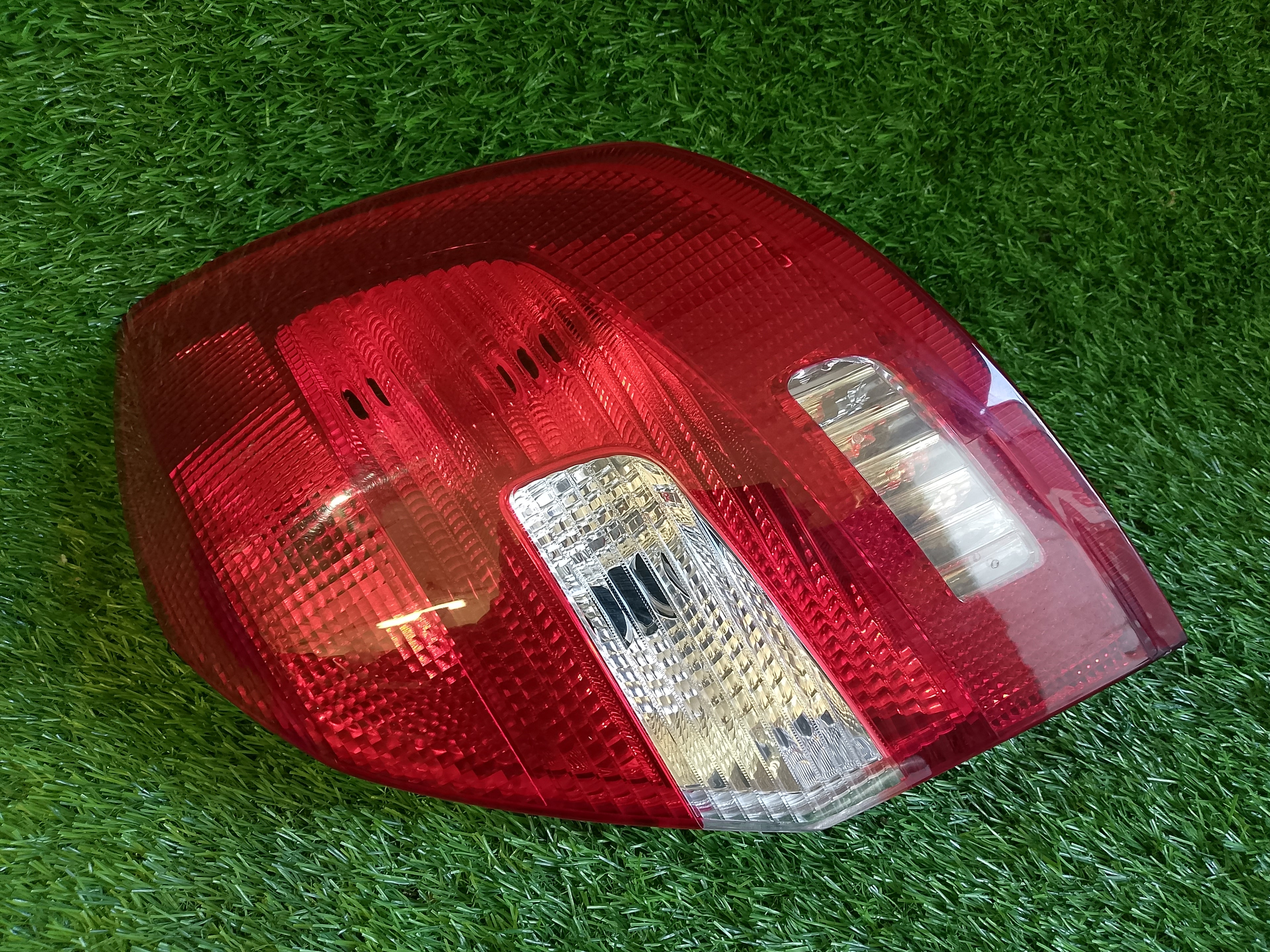 Škoda Fabia II, 2 pravé zadní světlo 5J6945096