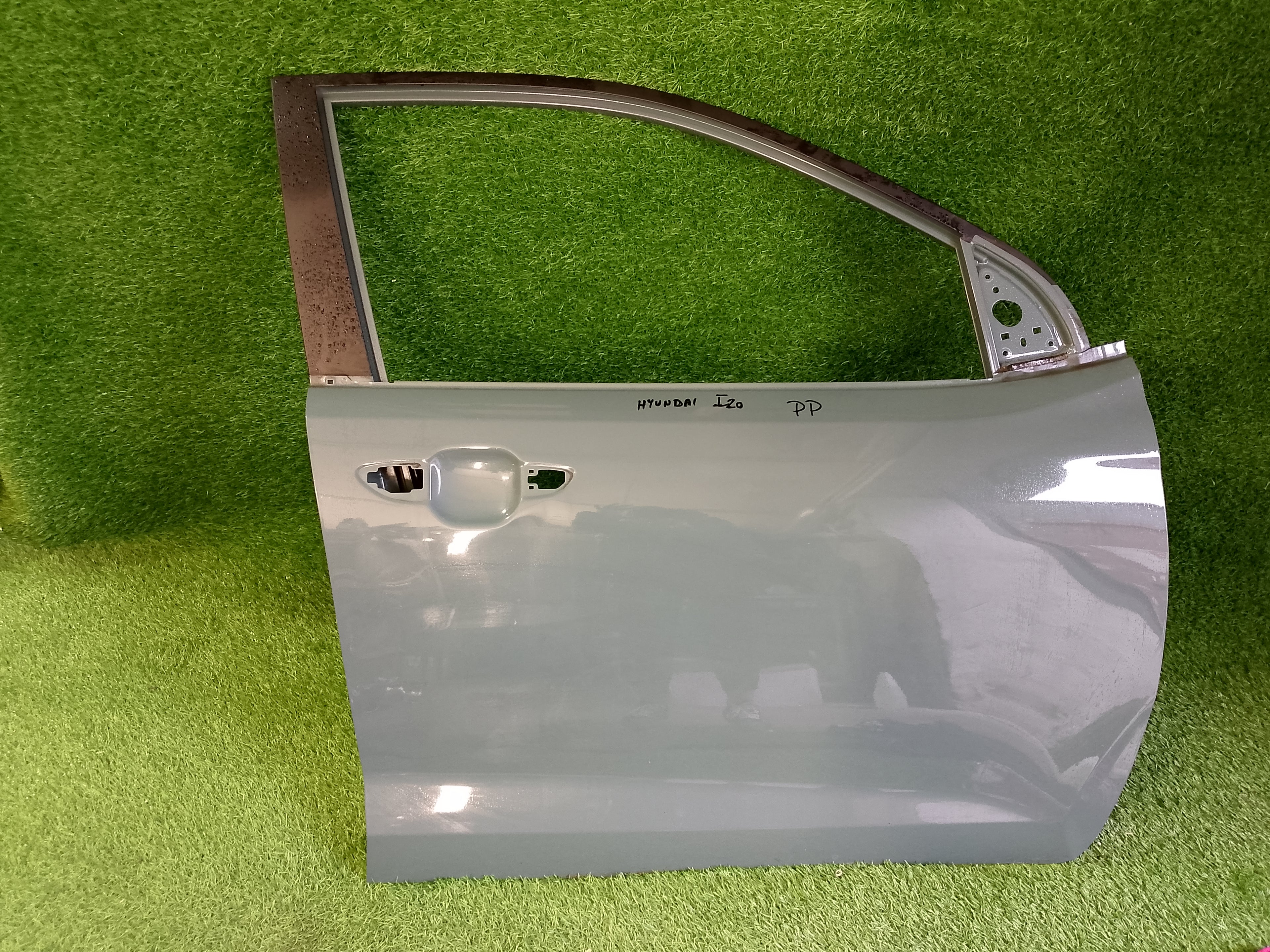 Hyundai i20 pravé přední dveře