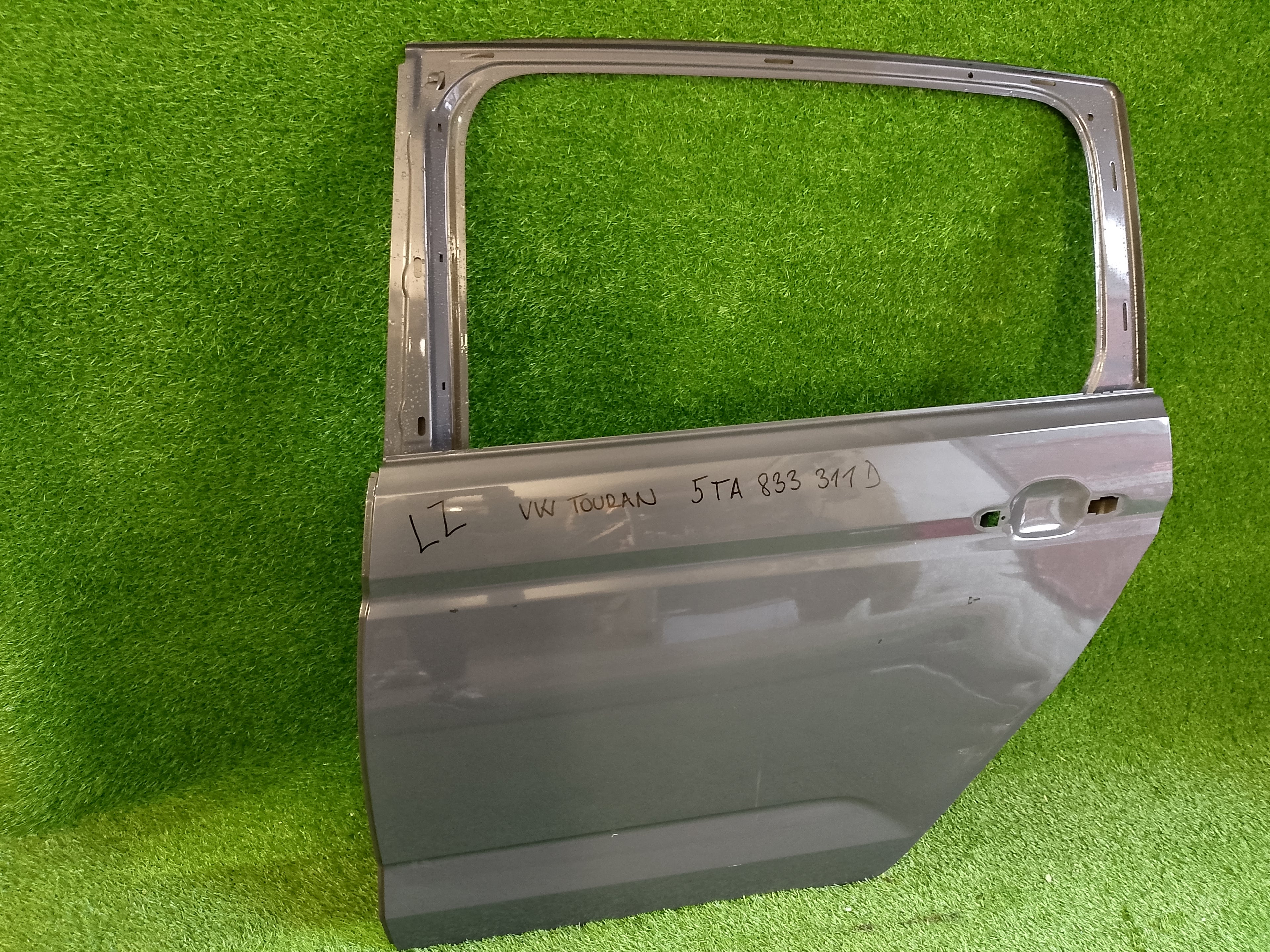 VW Touran levé zadní dveře 5TA833311D