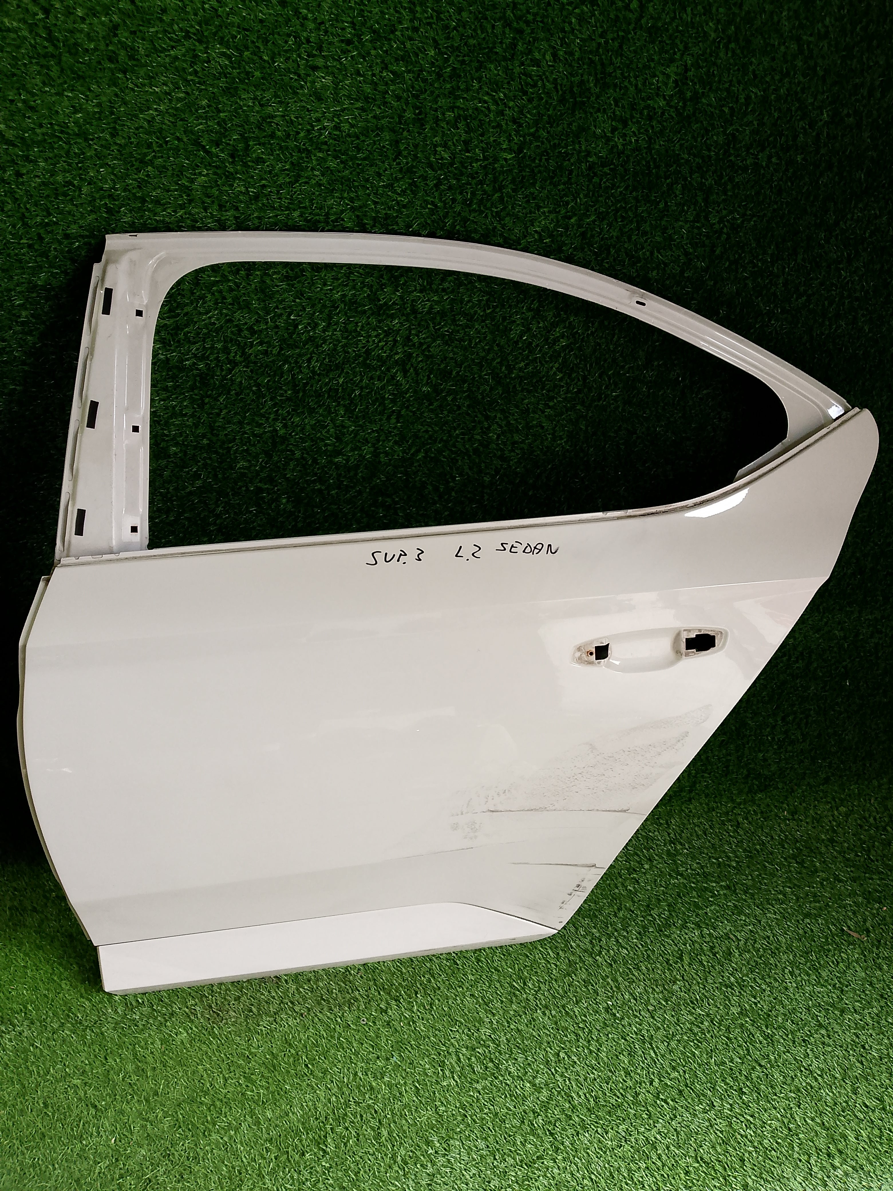 Škoda Superb III, 3 levé zadní dveře sedan