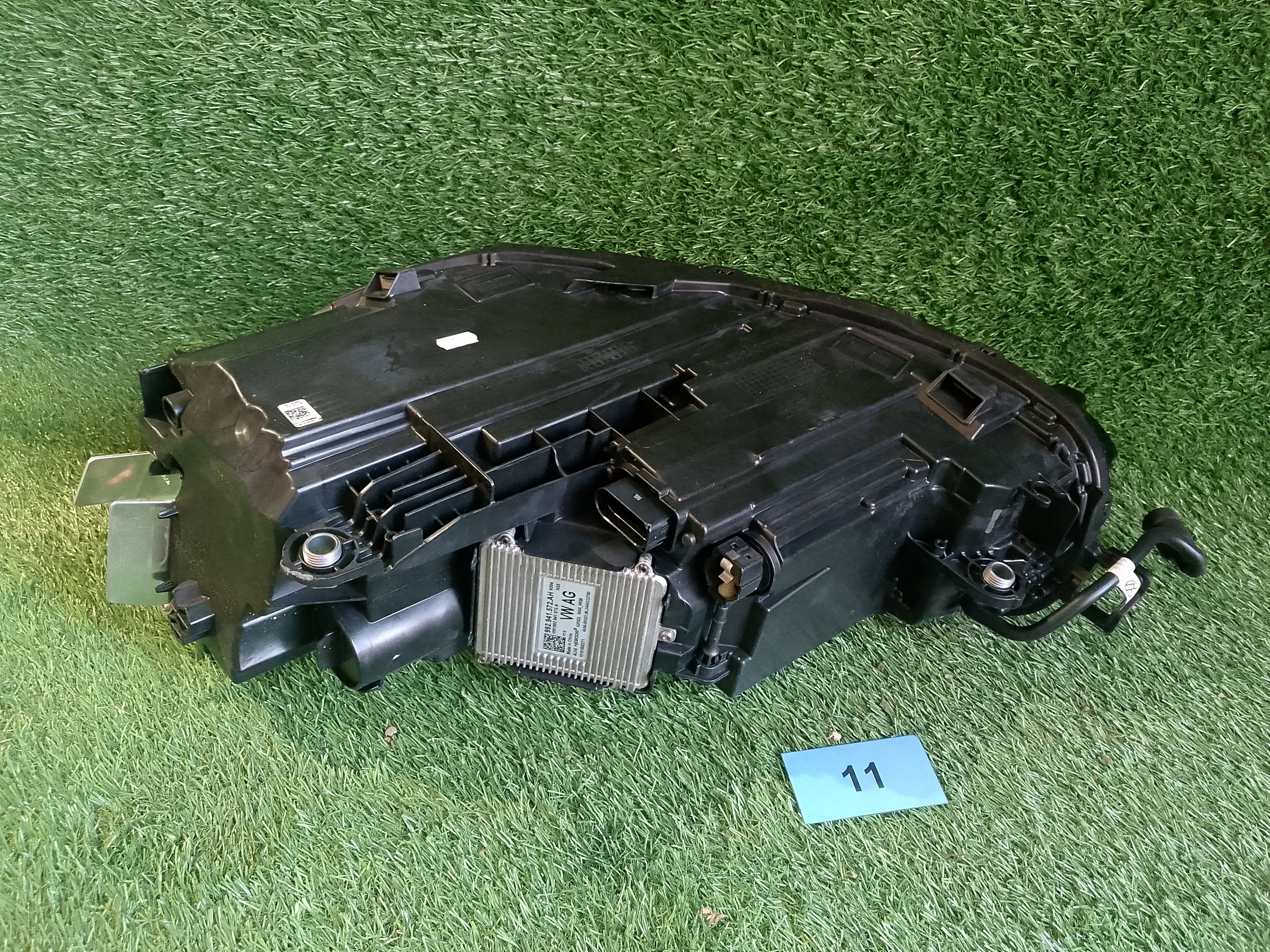 VW Passat B9 Pravý LED světlomet MATRIX  3J1941036