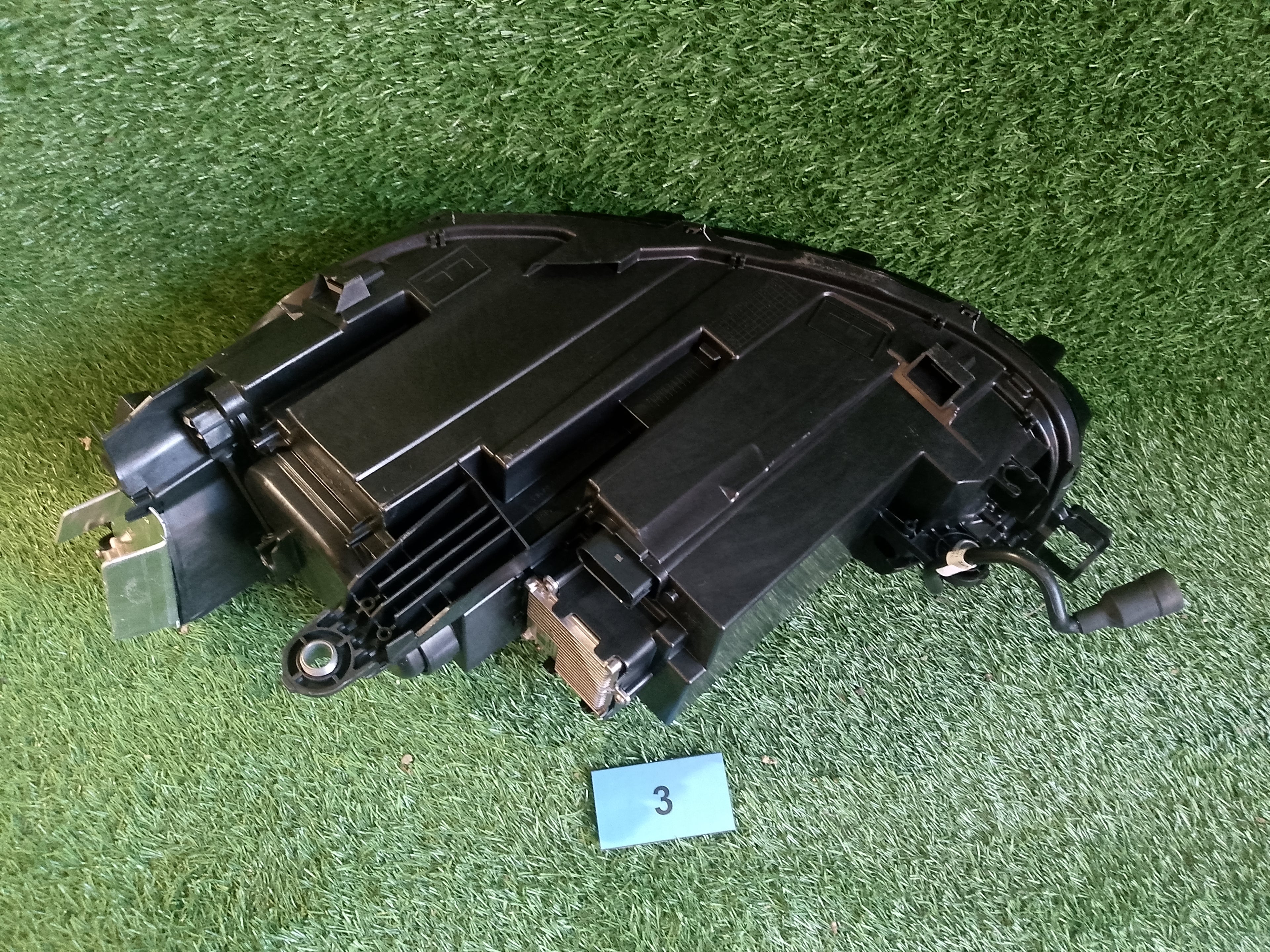 VW Passat B9 Pravé přední světlo  3J1941006