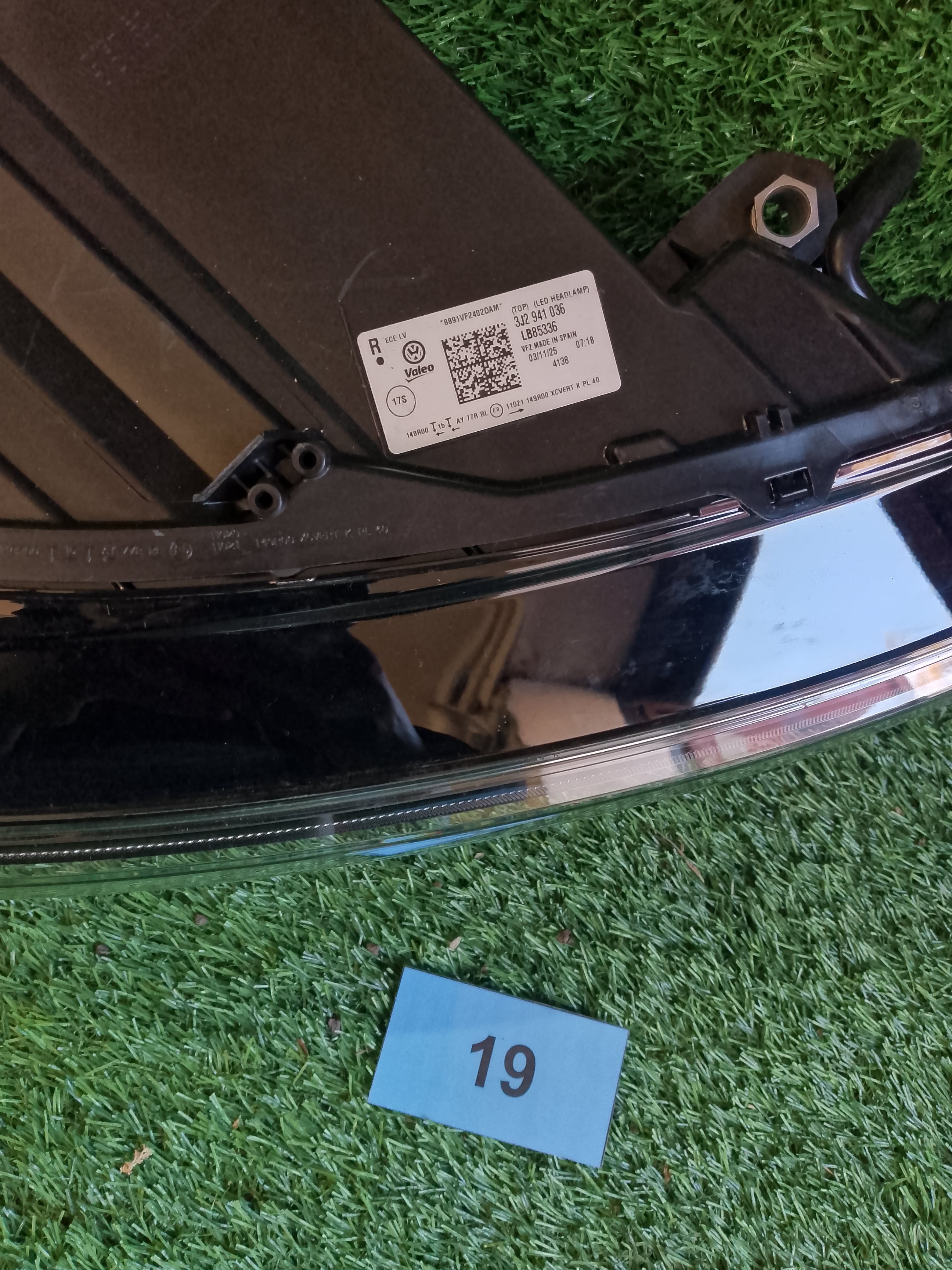 VW Passat Pravé přední světlo  3J2941036