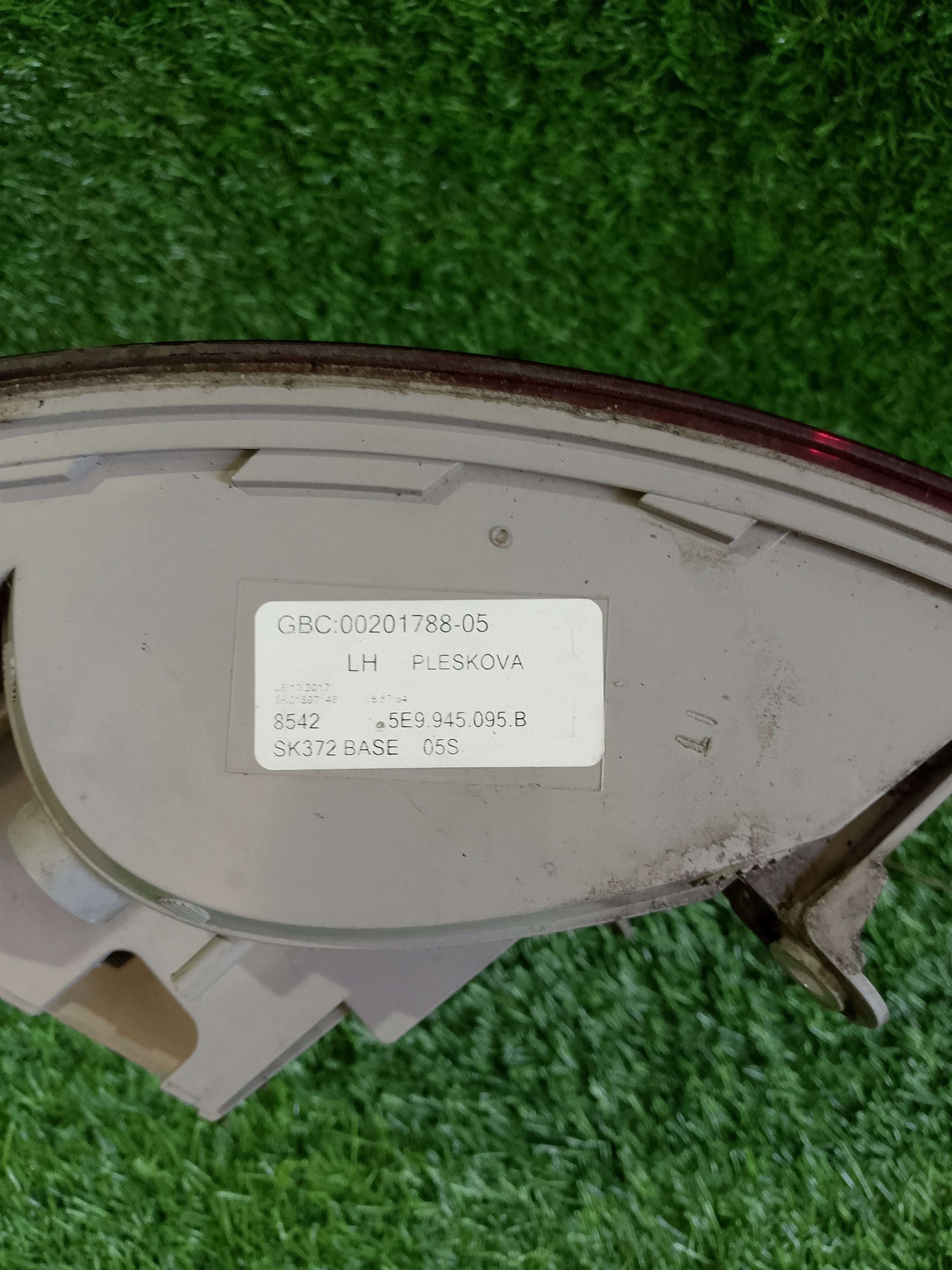 Škoda Octavia III, 3 face combi levé zadní světlo 5E9945095B