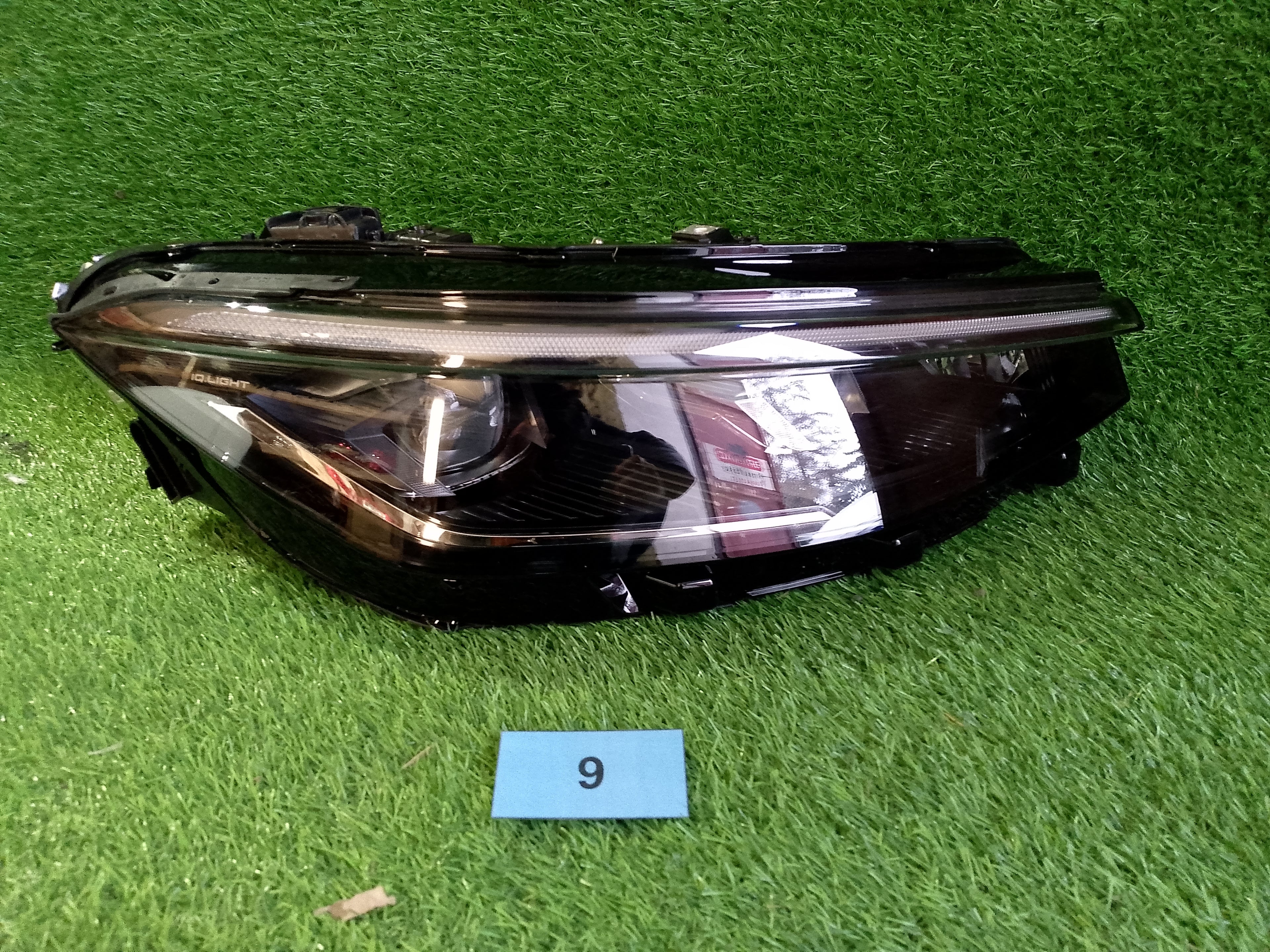 VW Passat B9 Pravý LED světlomet MATRIX  3J1941036