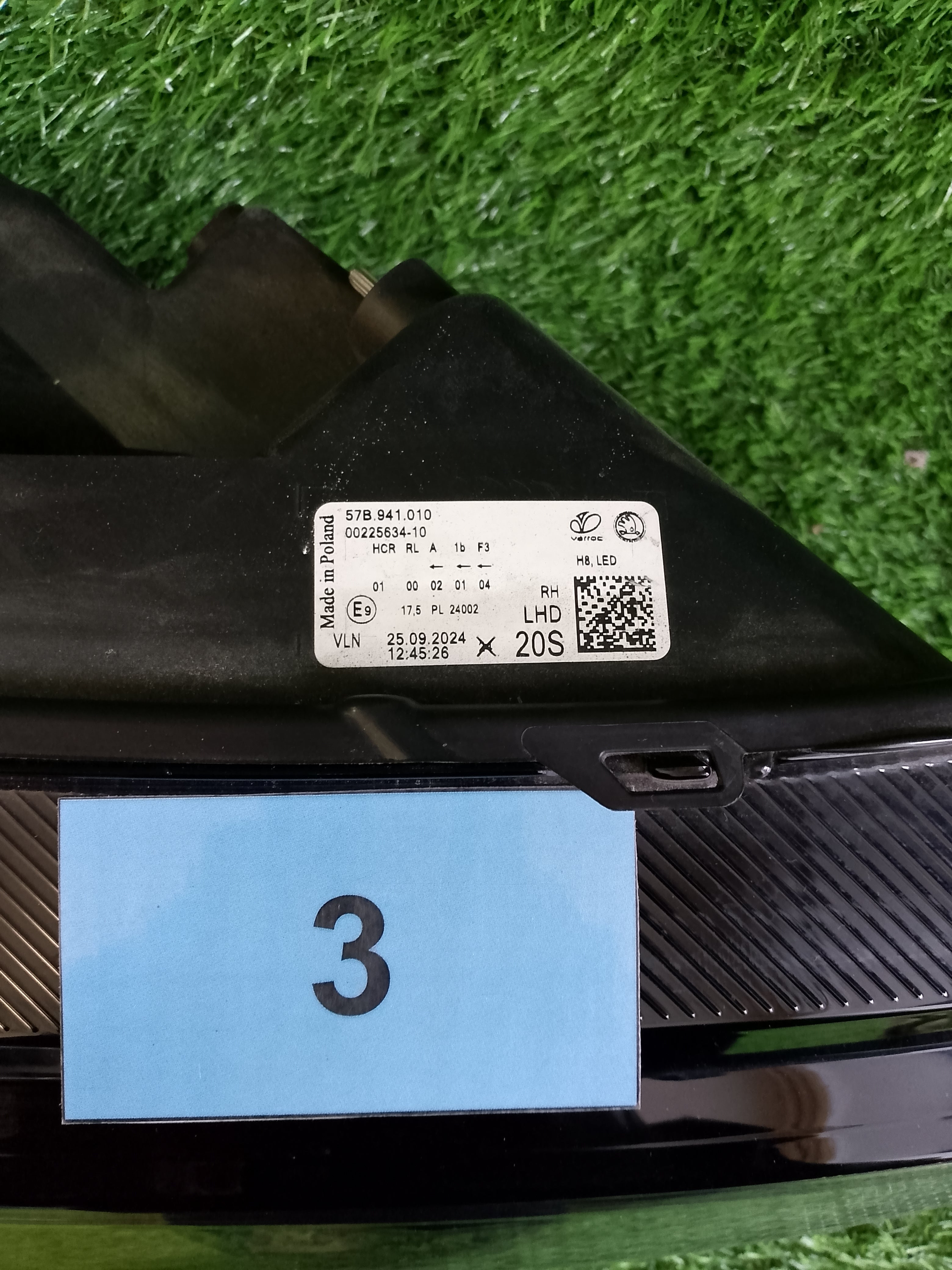 Škoda Karoq face pravé světlo 57B941010