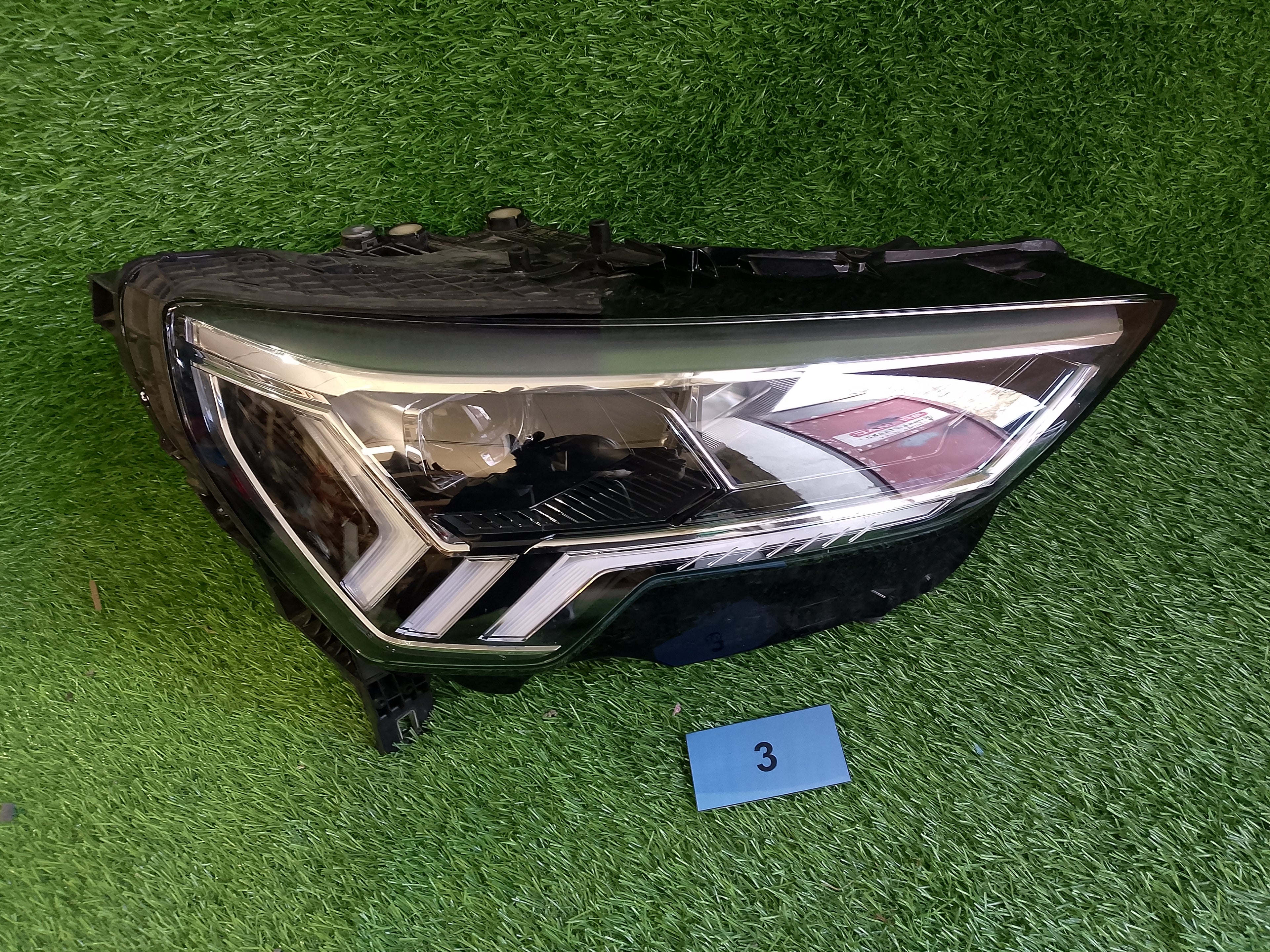 Přední pravé světlo Audi Q3 83A941034