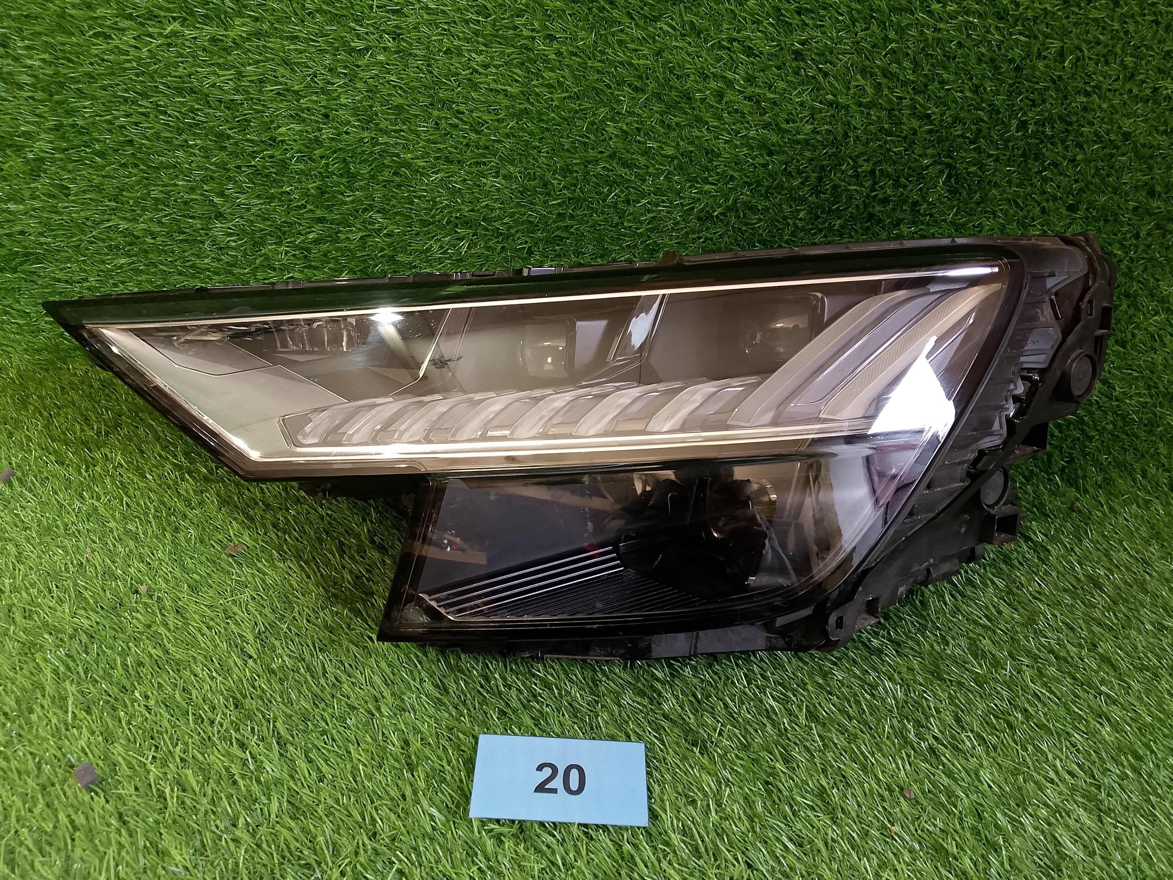 Audi Q8 Pravé přední světlo 4m8941035