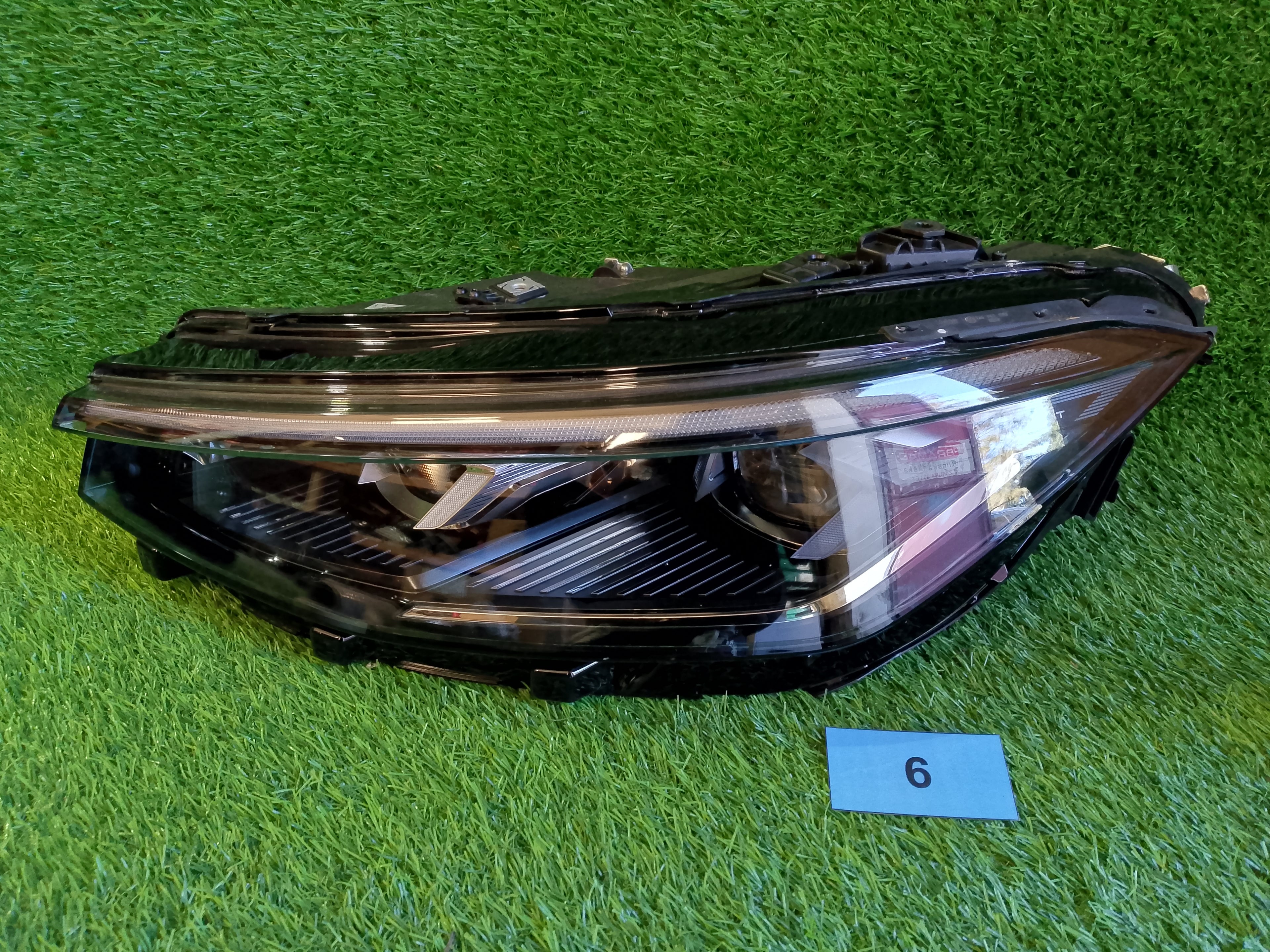 VW Passat B9 levé přední světlo 3j1941035