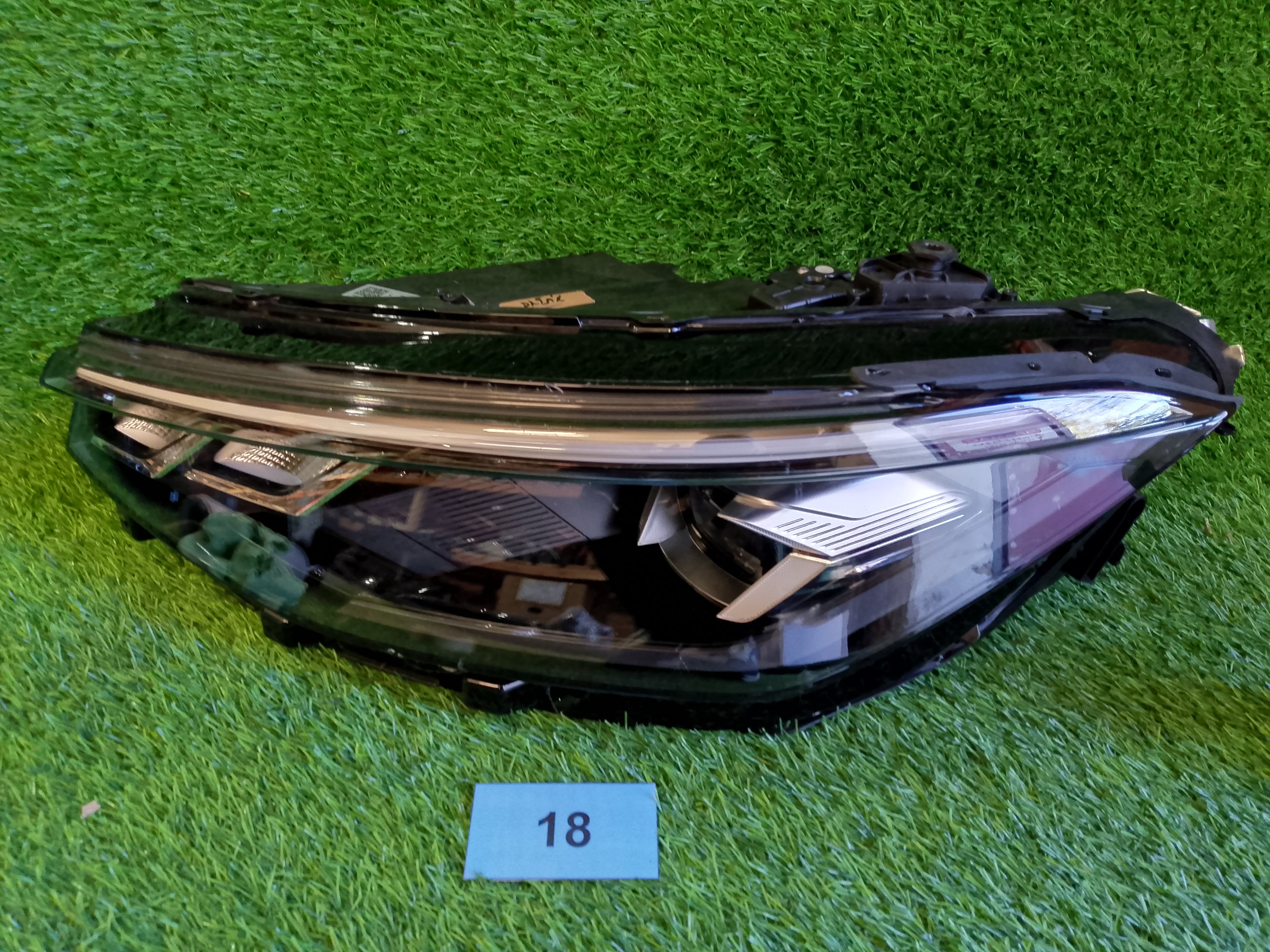 VW Passat B9 levé přední světlo  3J1941005 pošk.