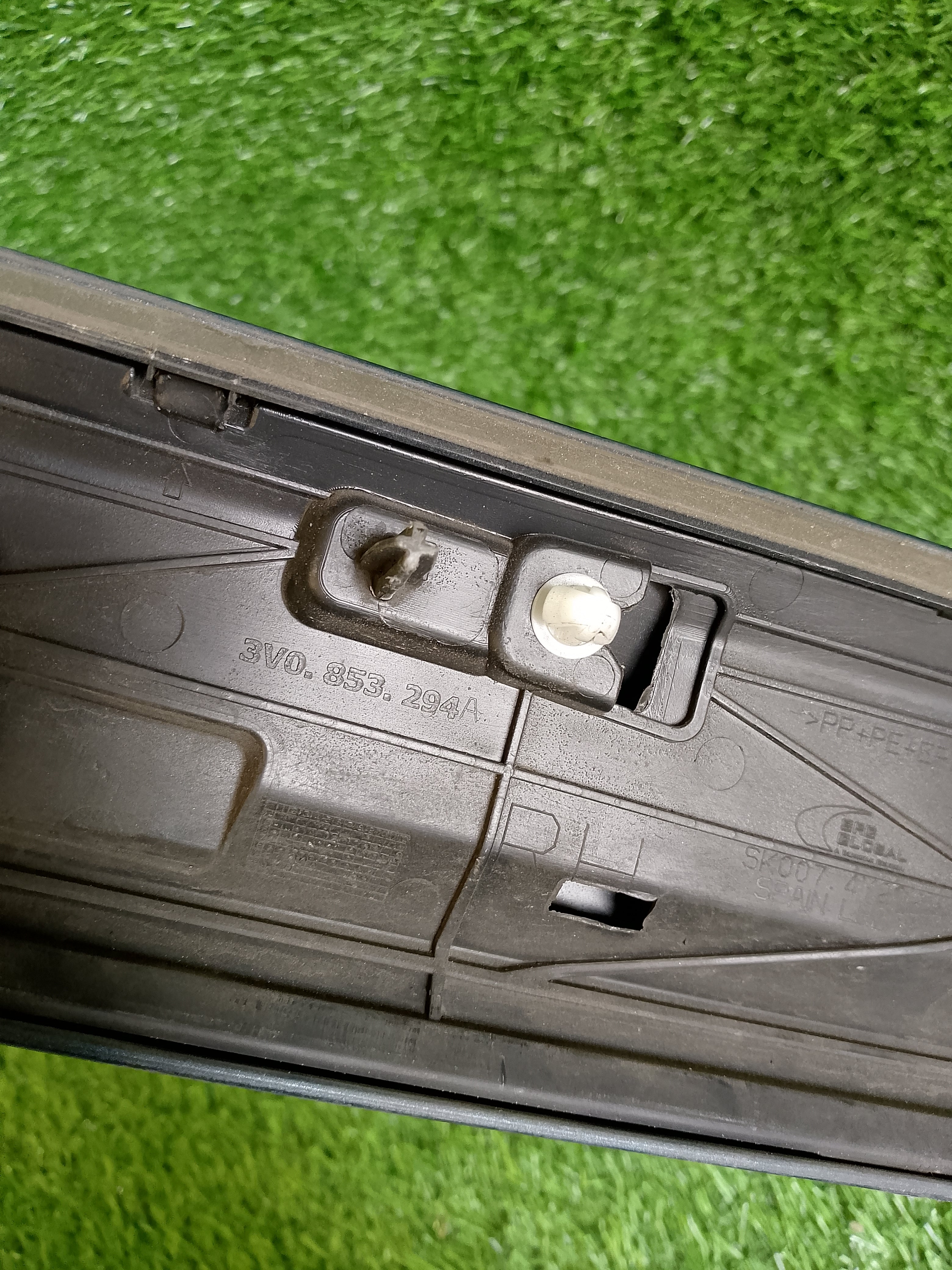 Škoda Superb III, 3 Lišta dveří  3V0853294A