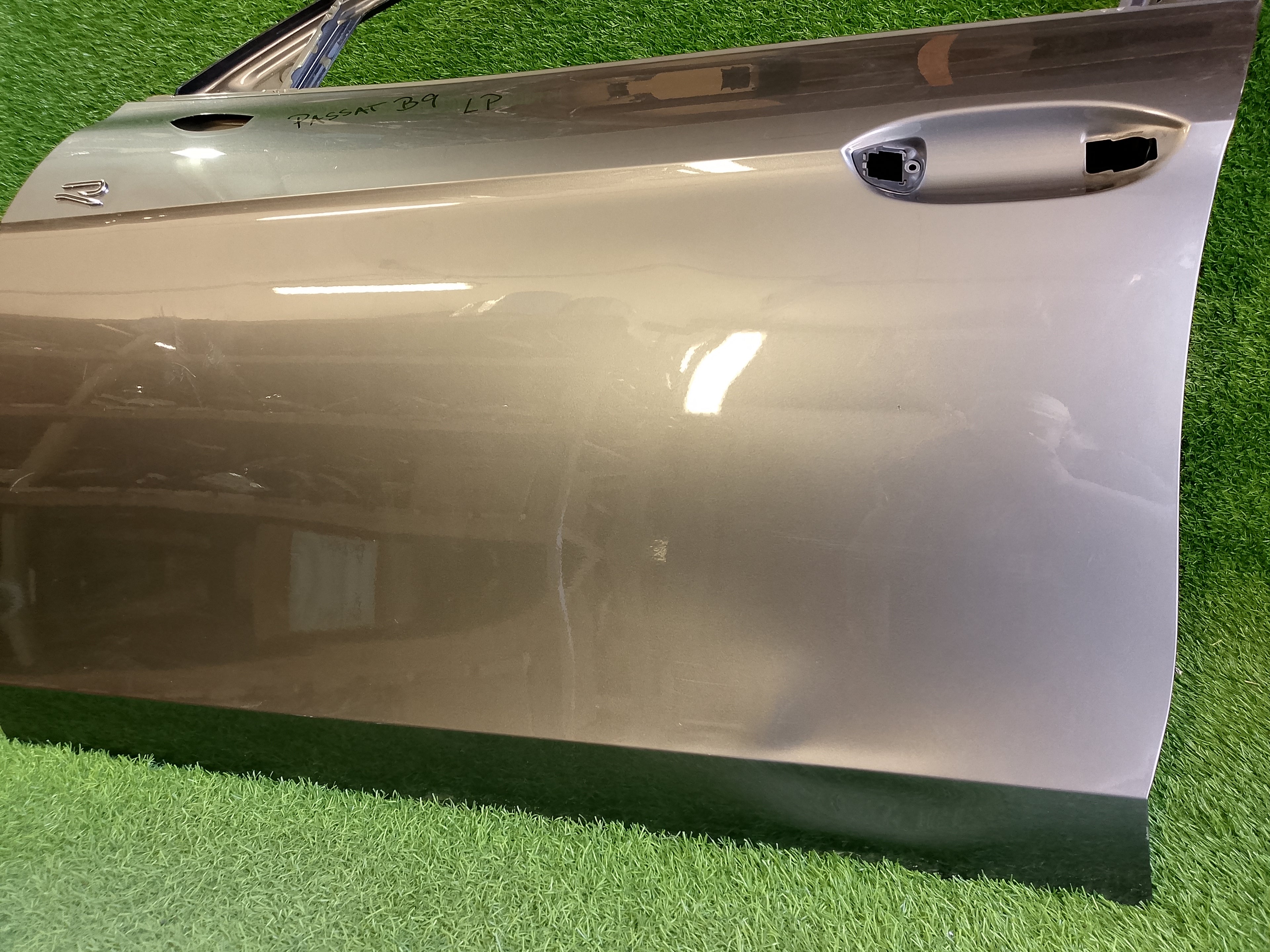 VW Passat B9 levé přední dveře