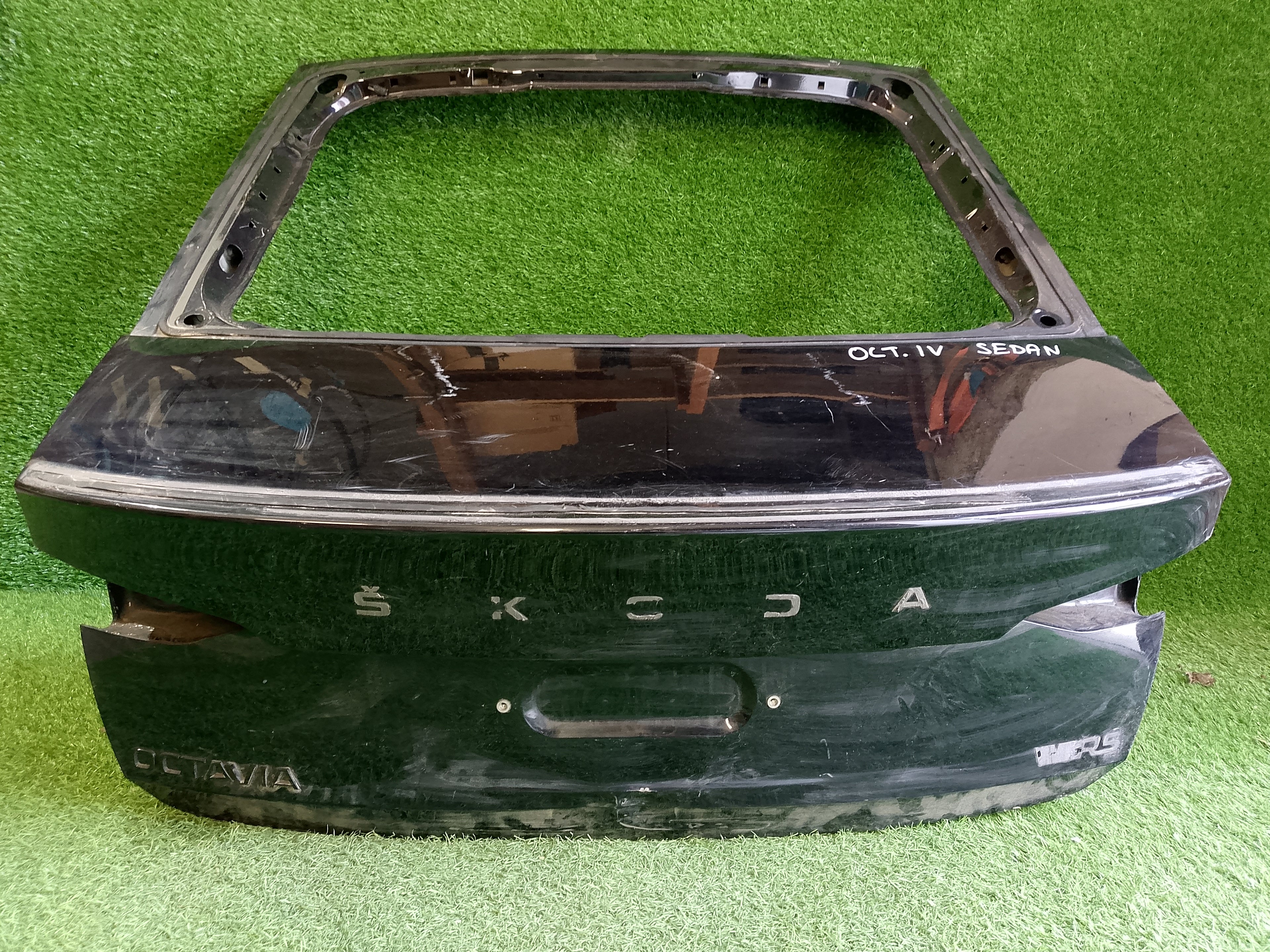 Škoda Octavia IV, 4 sedan páté dveře, kufrové dveře, víko kufru