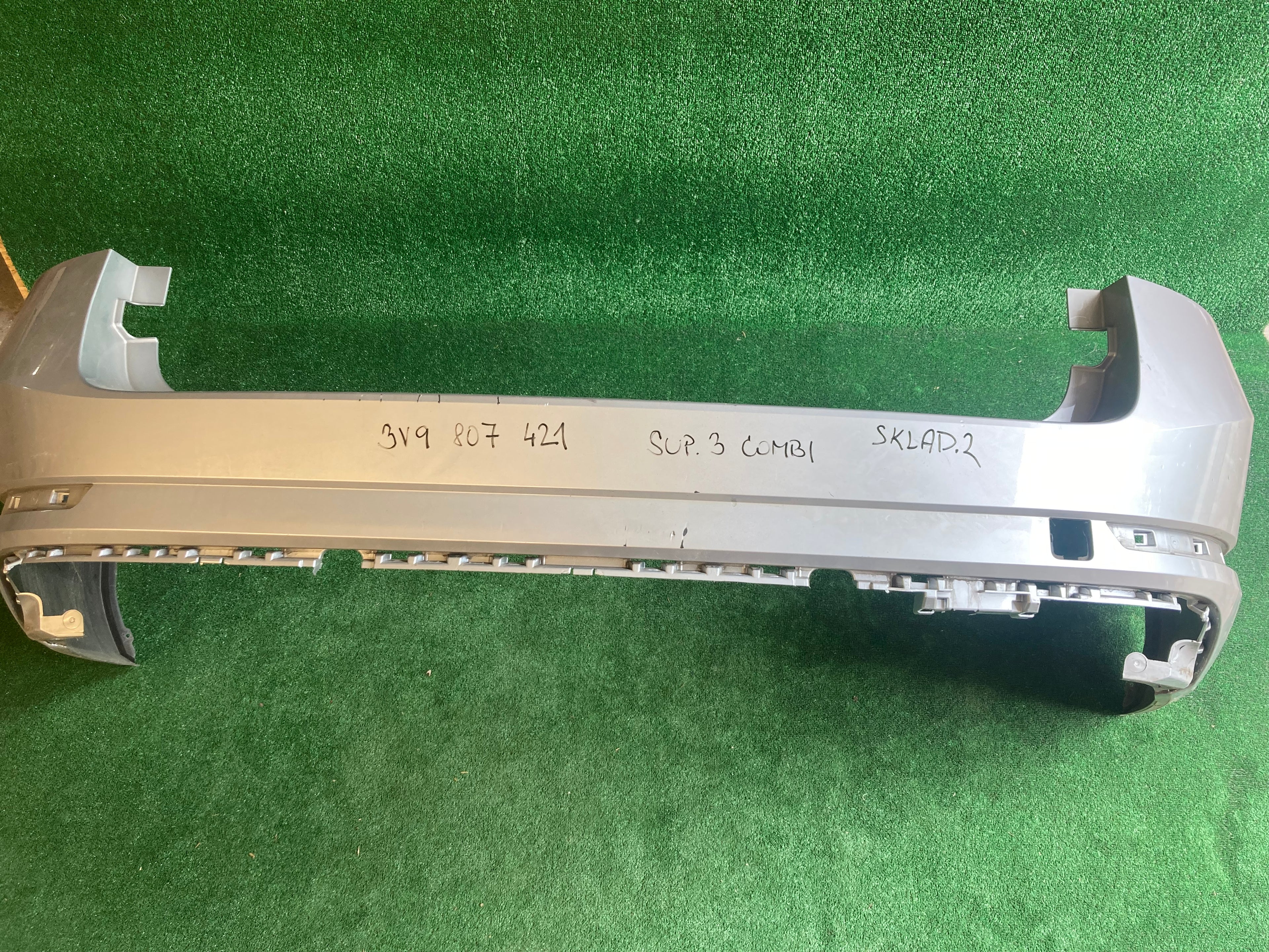 Škoda Superb III, 3 combi zadní nárazník 3V9807421