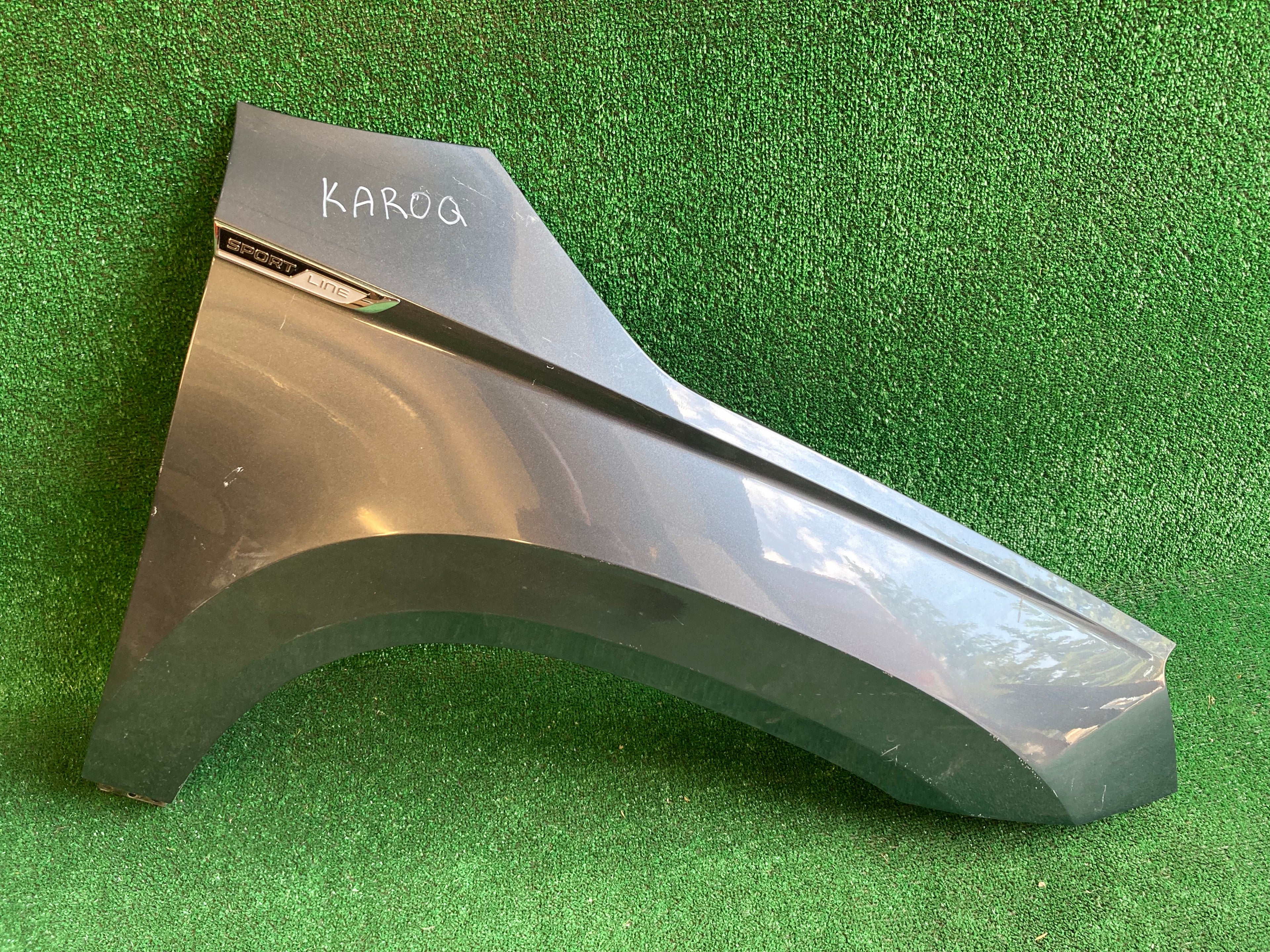 Škoda Karoq pravý blatní šedý