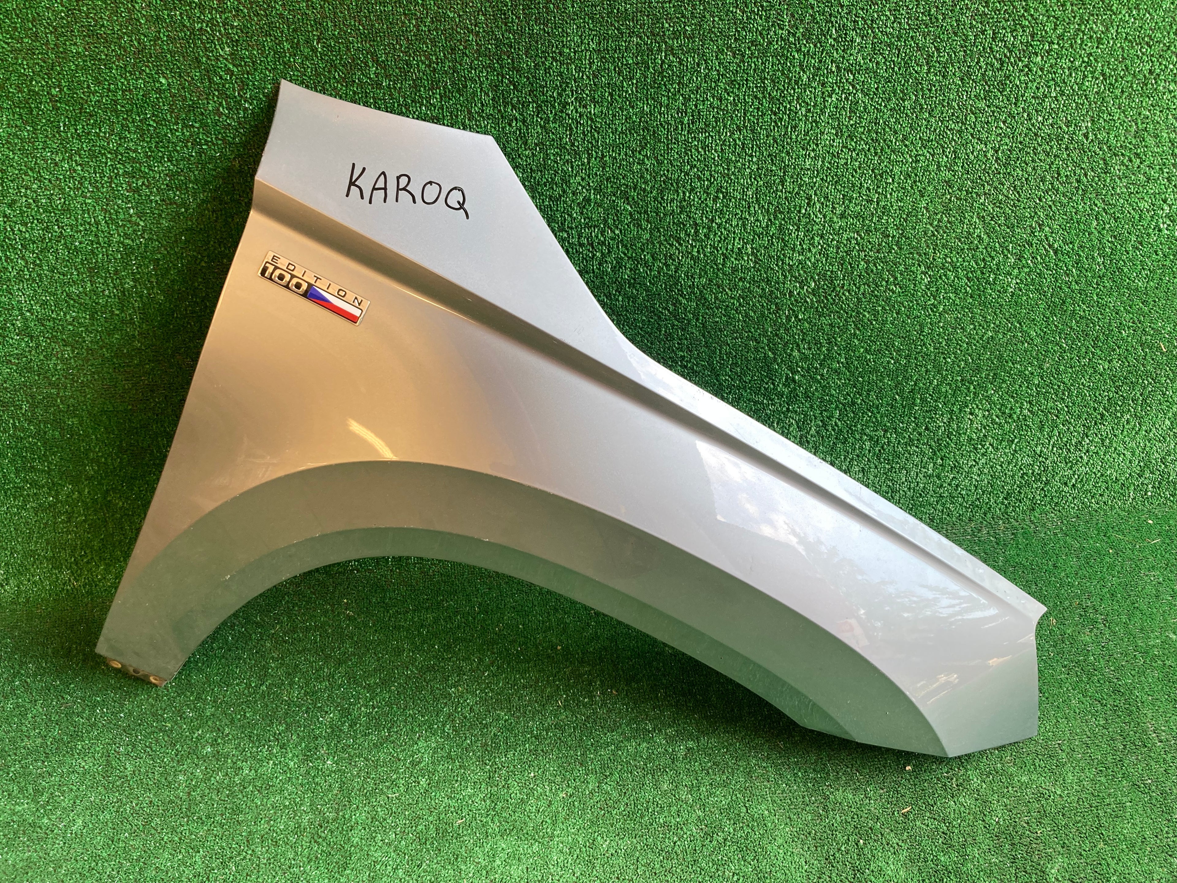 Škoda Karoq pravý blatník stříbrný