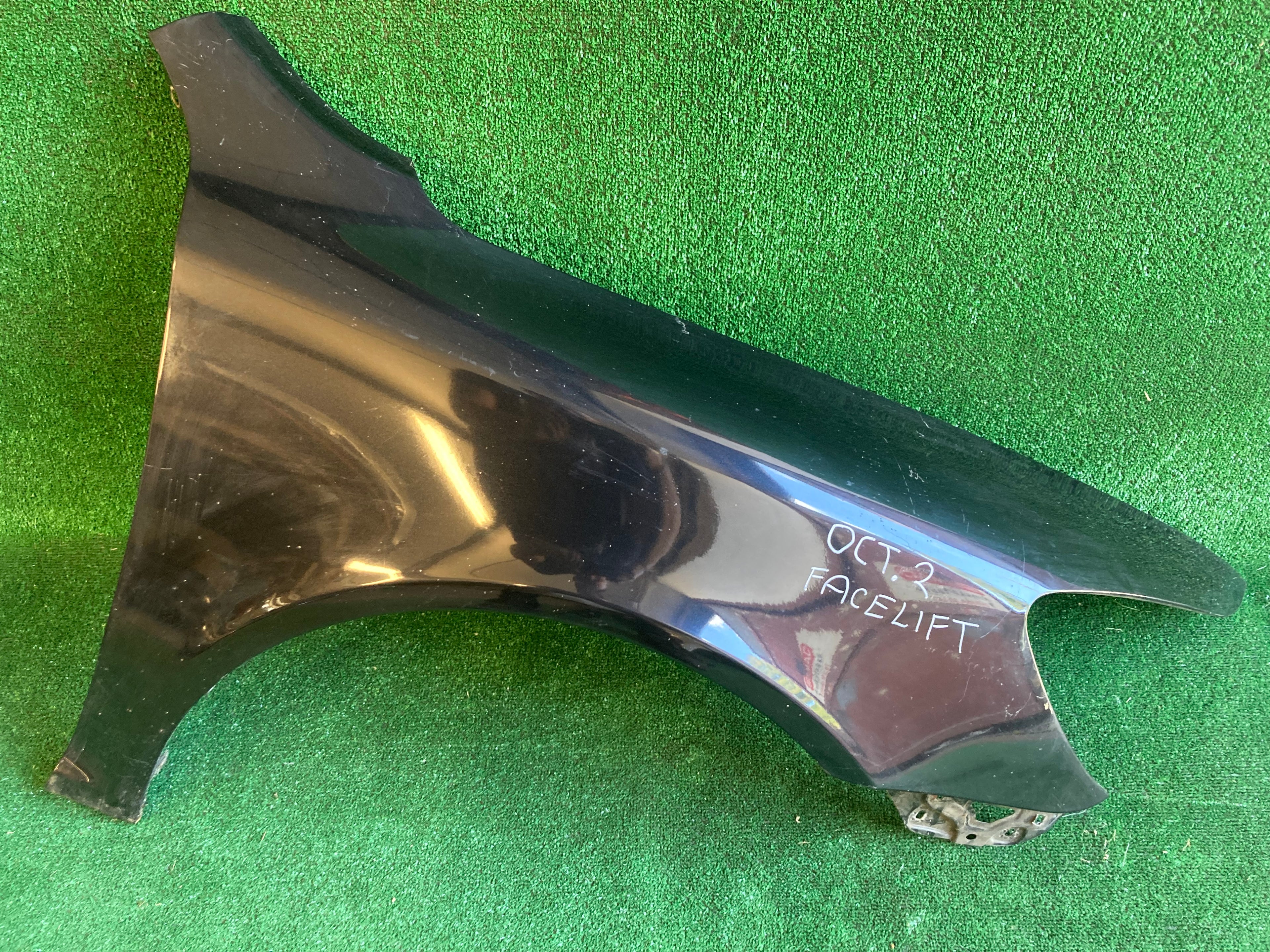 Škoda Octavia II,2 pravý blatník černý