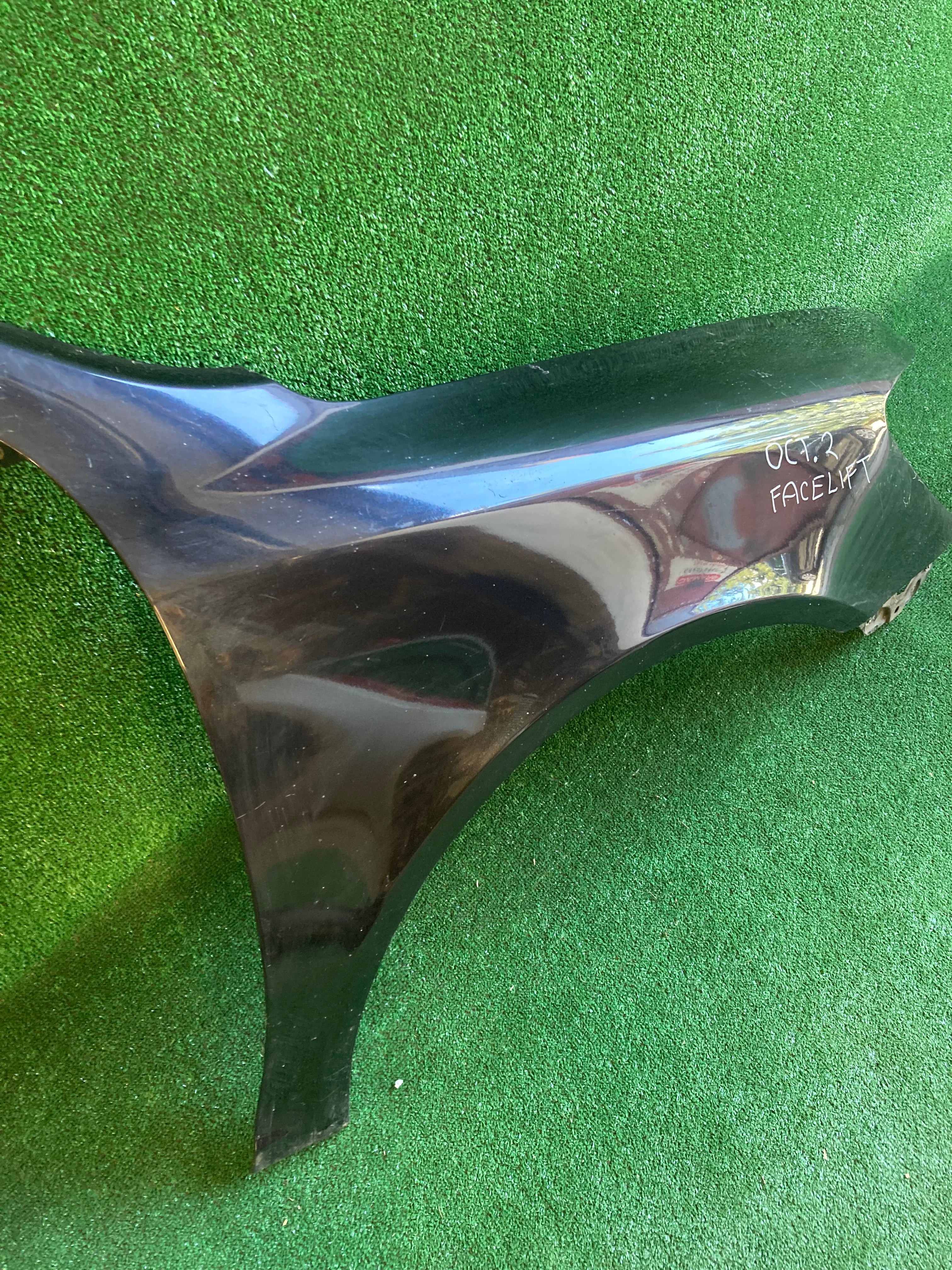 Škoda Octavia II,2 pravý blatník černý