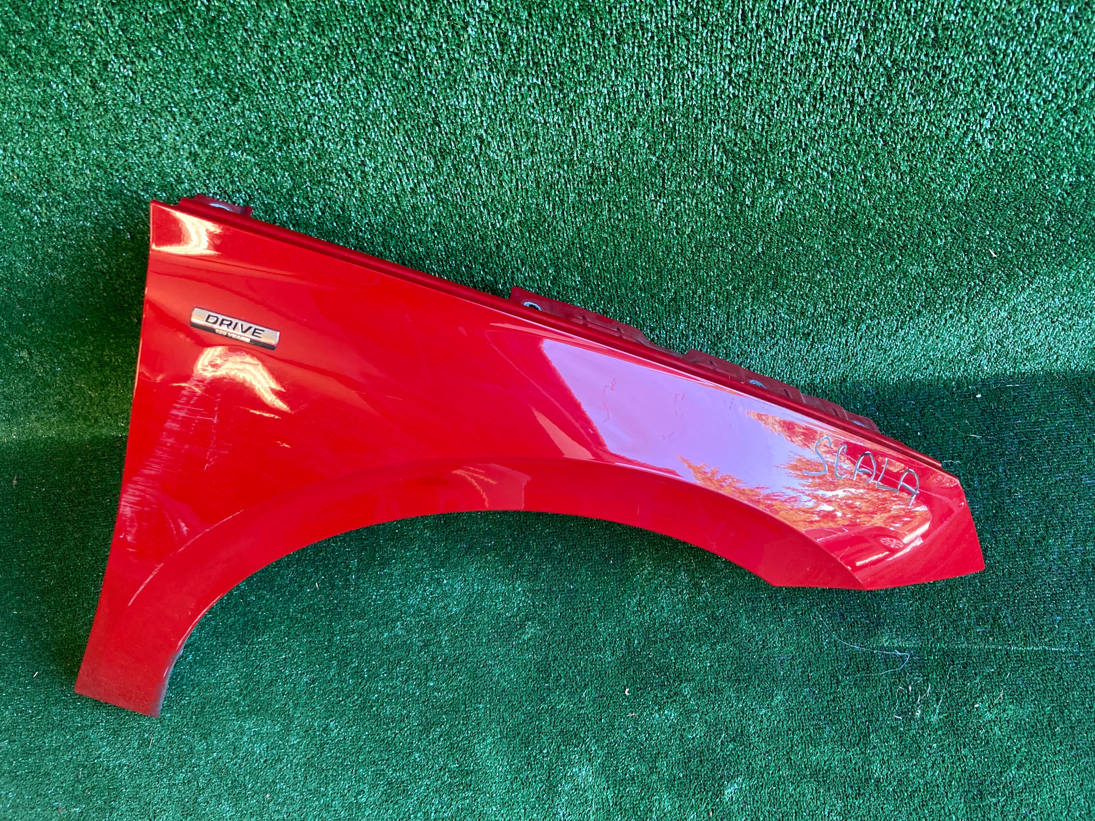 Škoda Scala pravý blatník červený