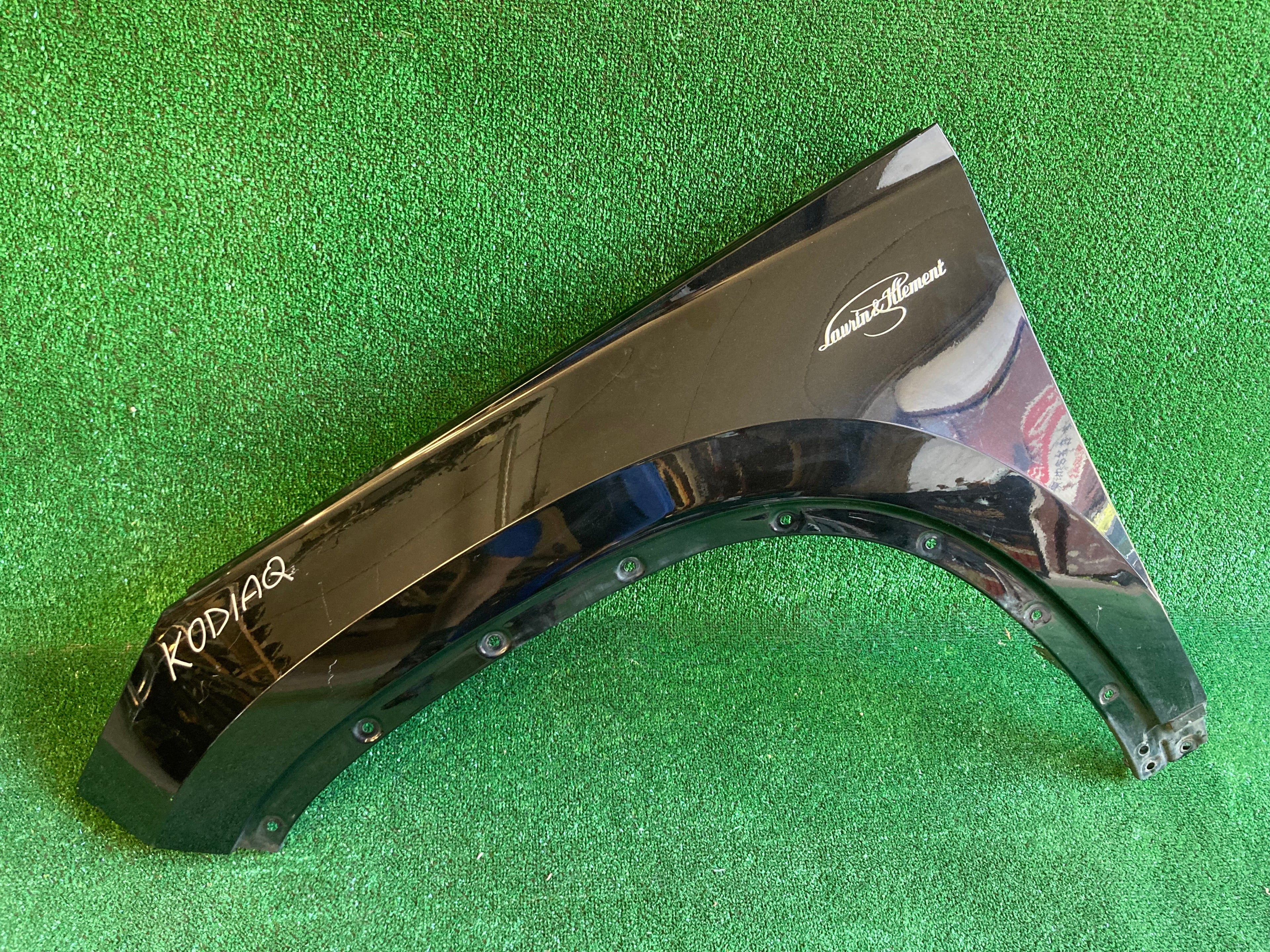 Škoda Kodiaq levý blatník černý