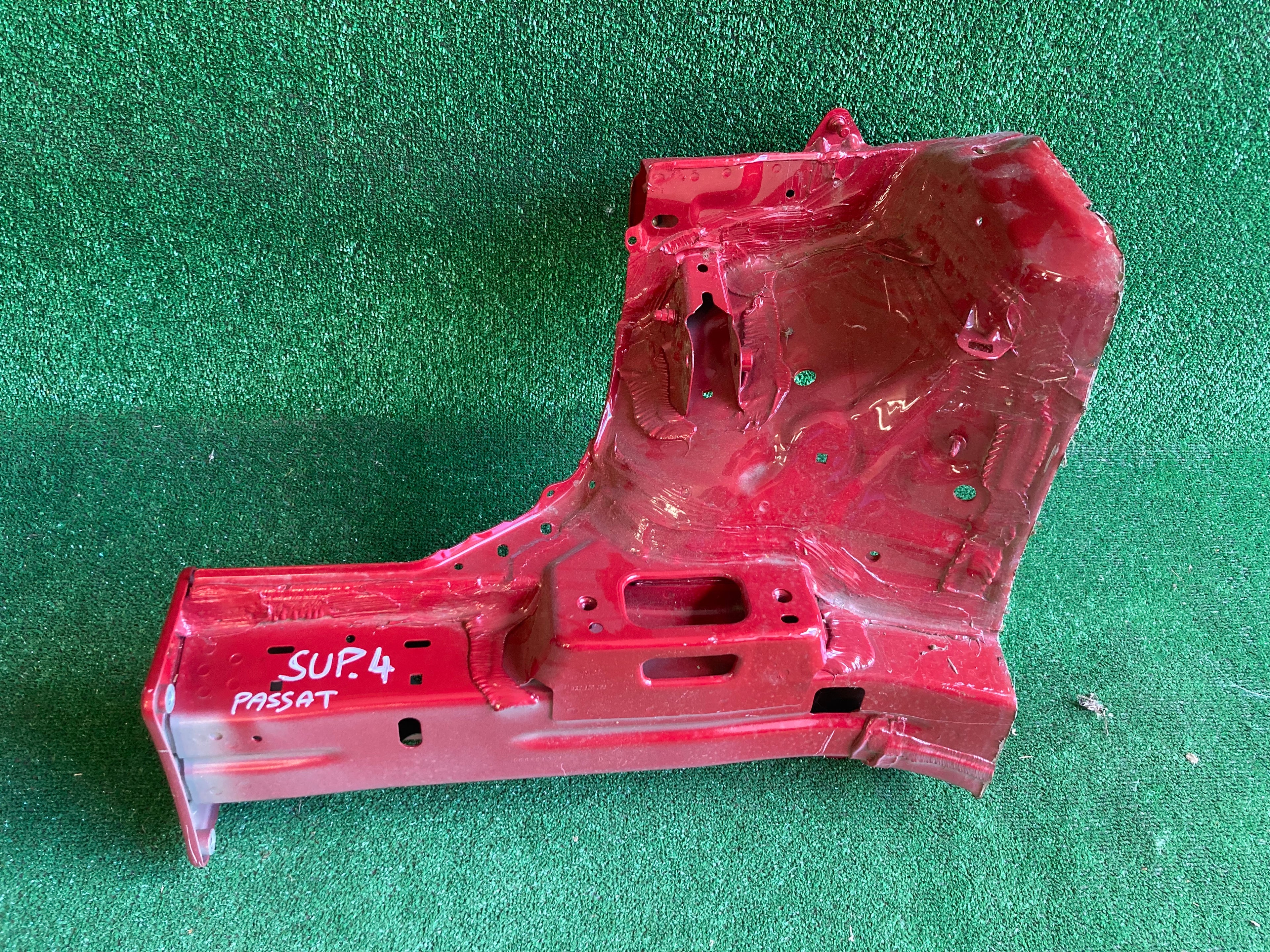 Škoda Superb IV,4 passat  pravý nosník