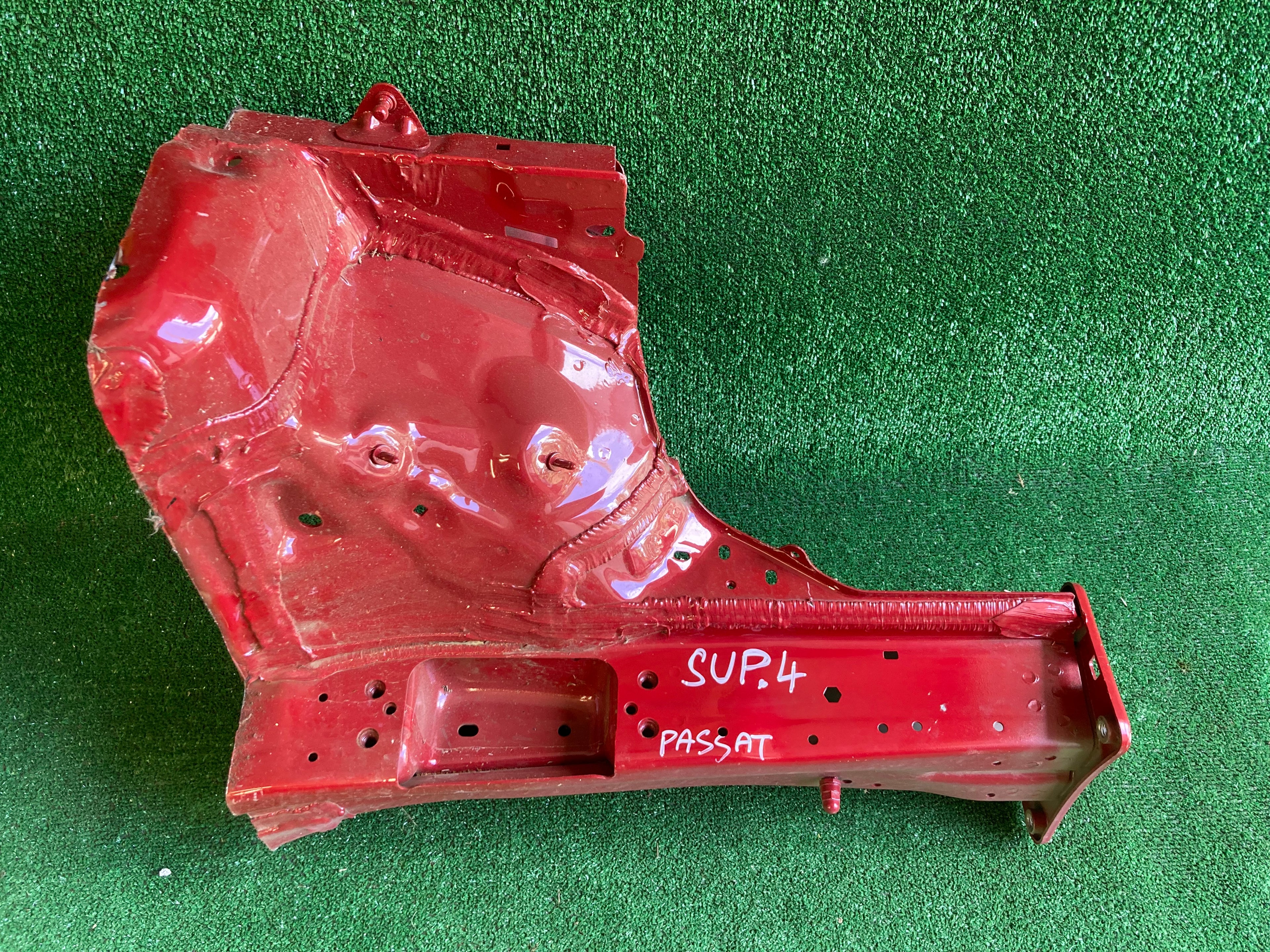 Škoda Superb IV,4 levý nosník  passat