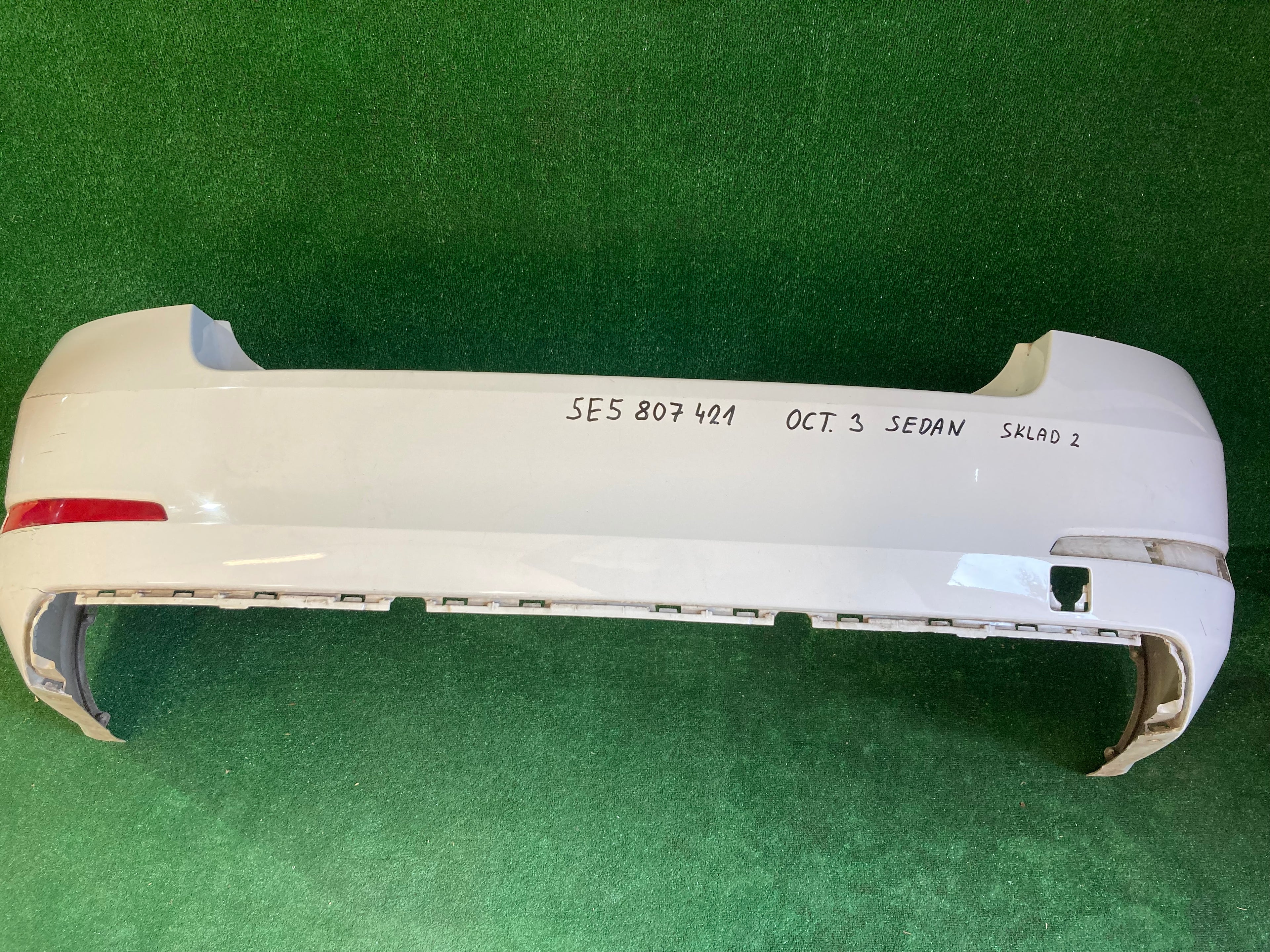 ŠKODA OCTAVIA III, 3 ZADNÍ NÁRAZNÍK 5E5807421 před face sedan