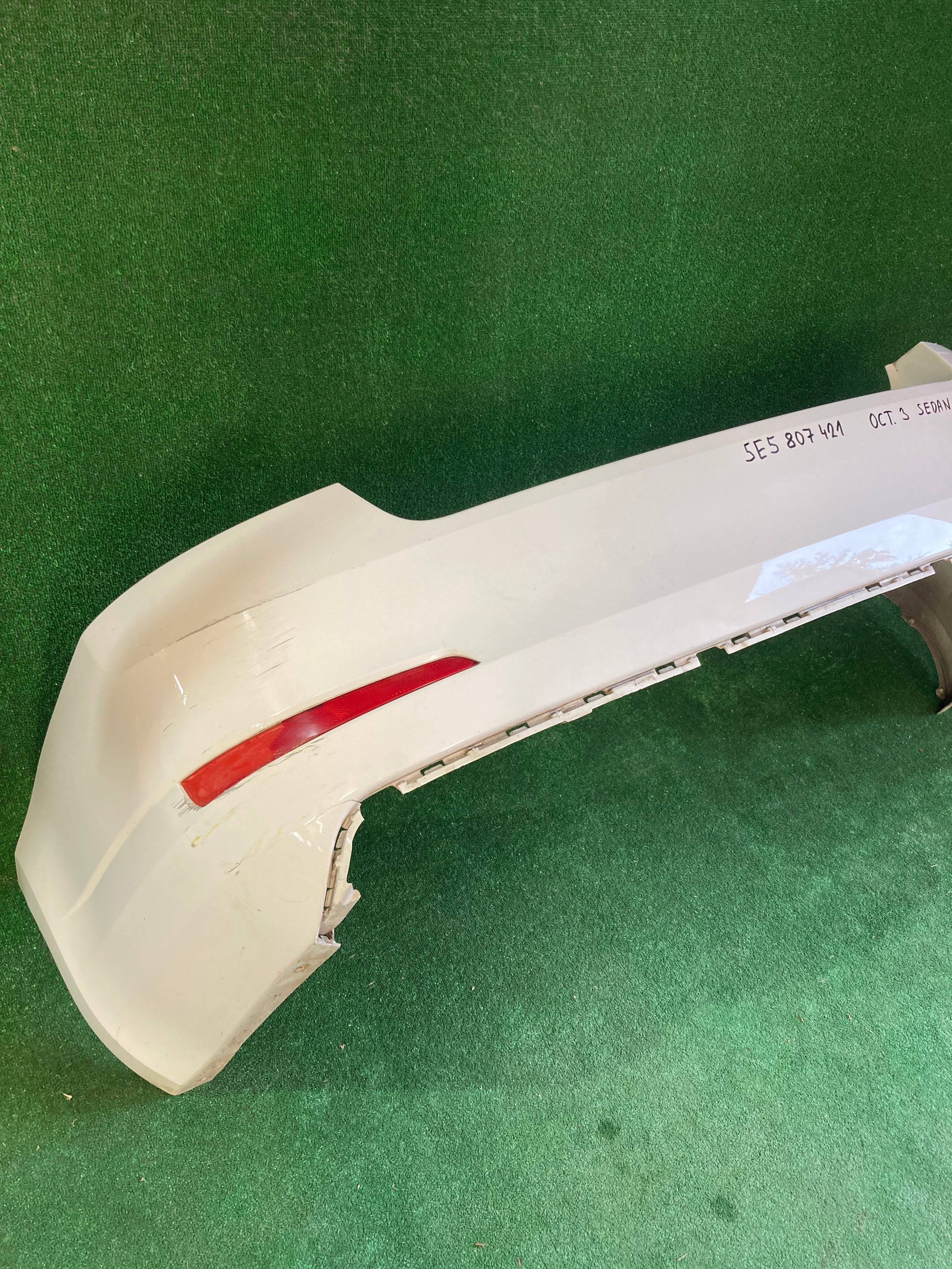 ŠKODA OCTAVIA III, 3 ZADNÍ NÁRAZNÍK 5E5807421 před face sedan