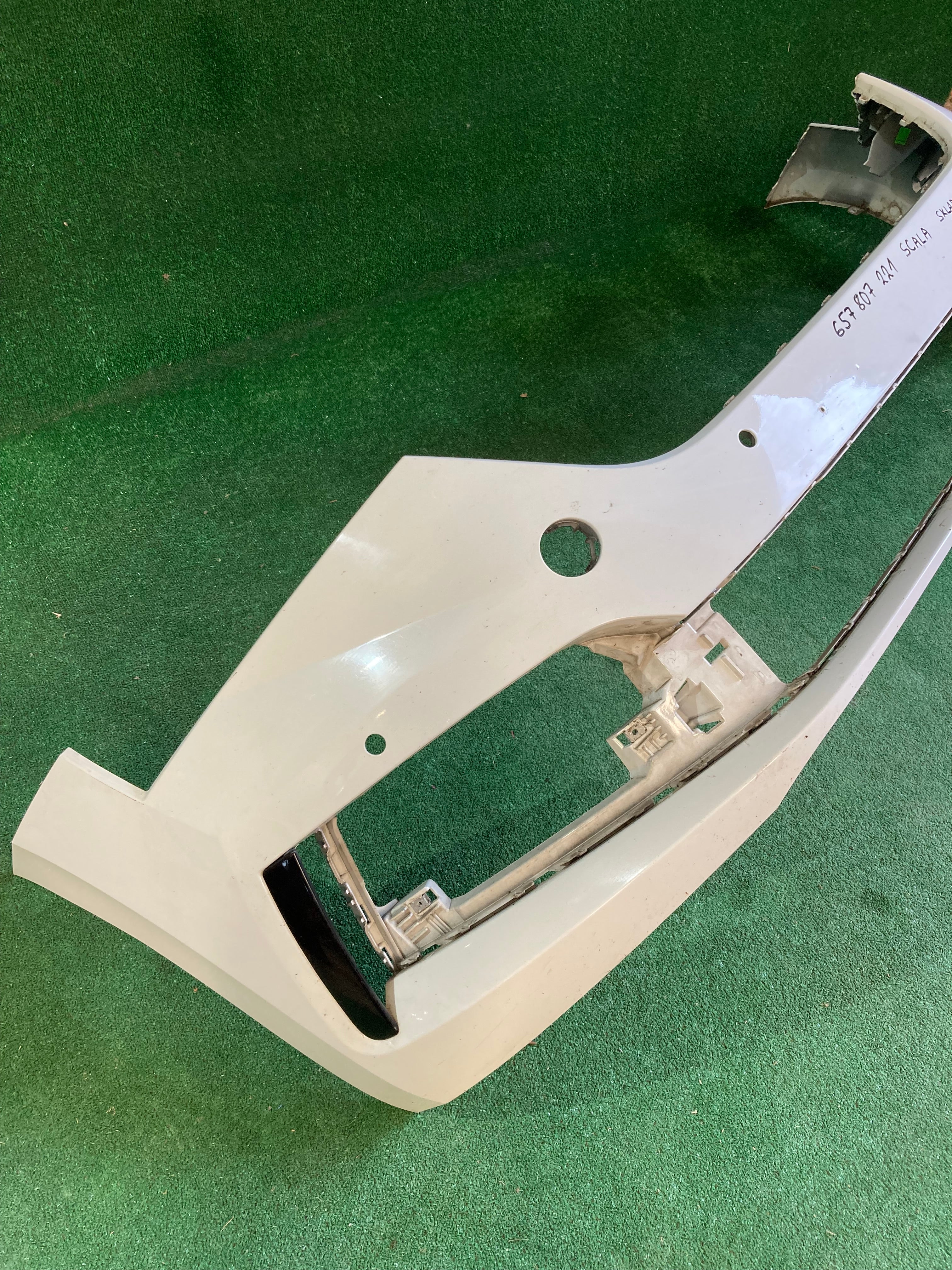 Škoda Scala přední nárazník 657807221