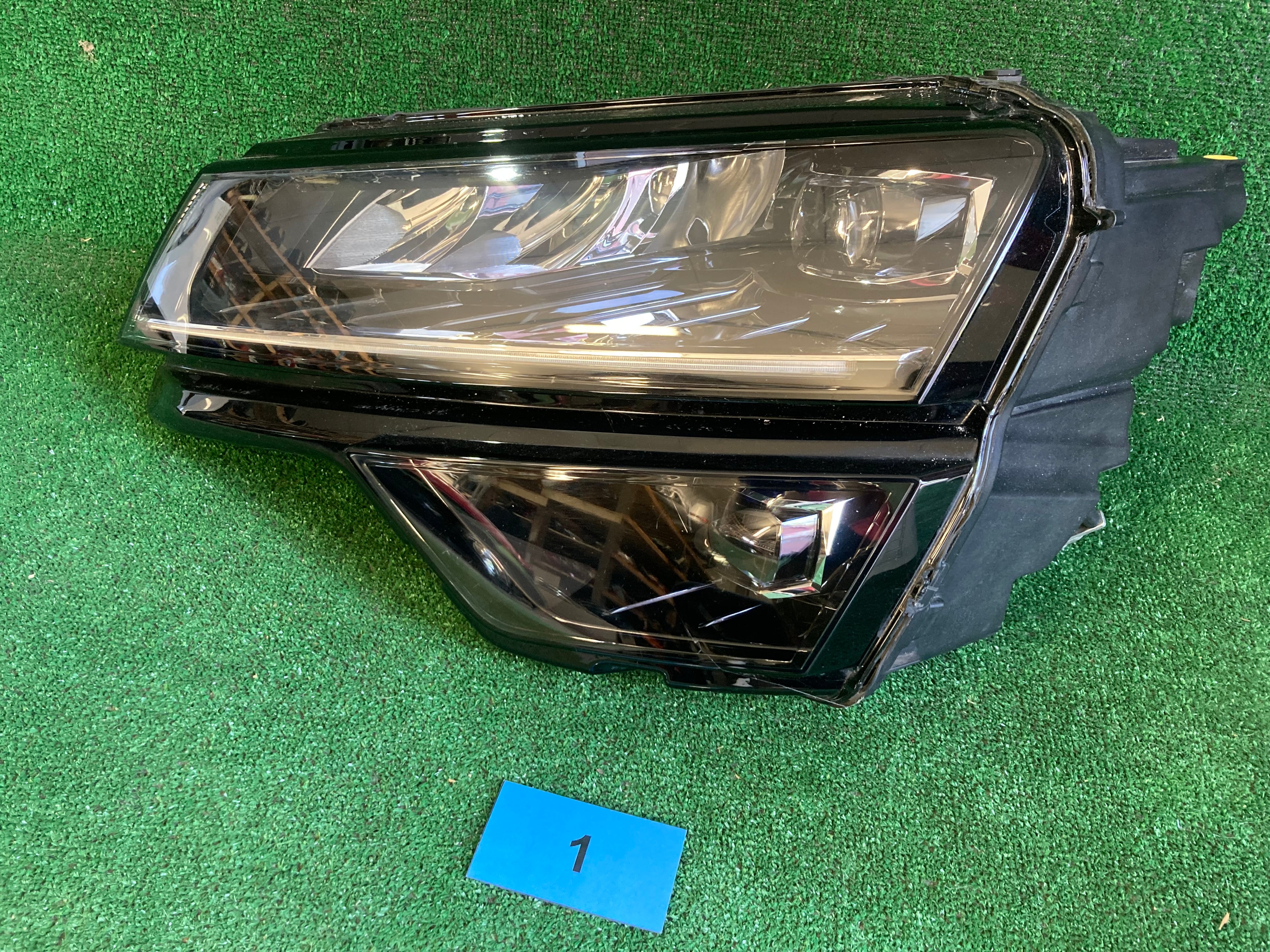 Škoda Karoq levé světlo 57b941015d