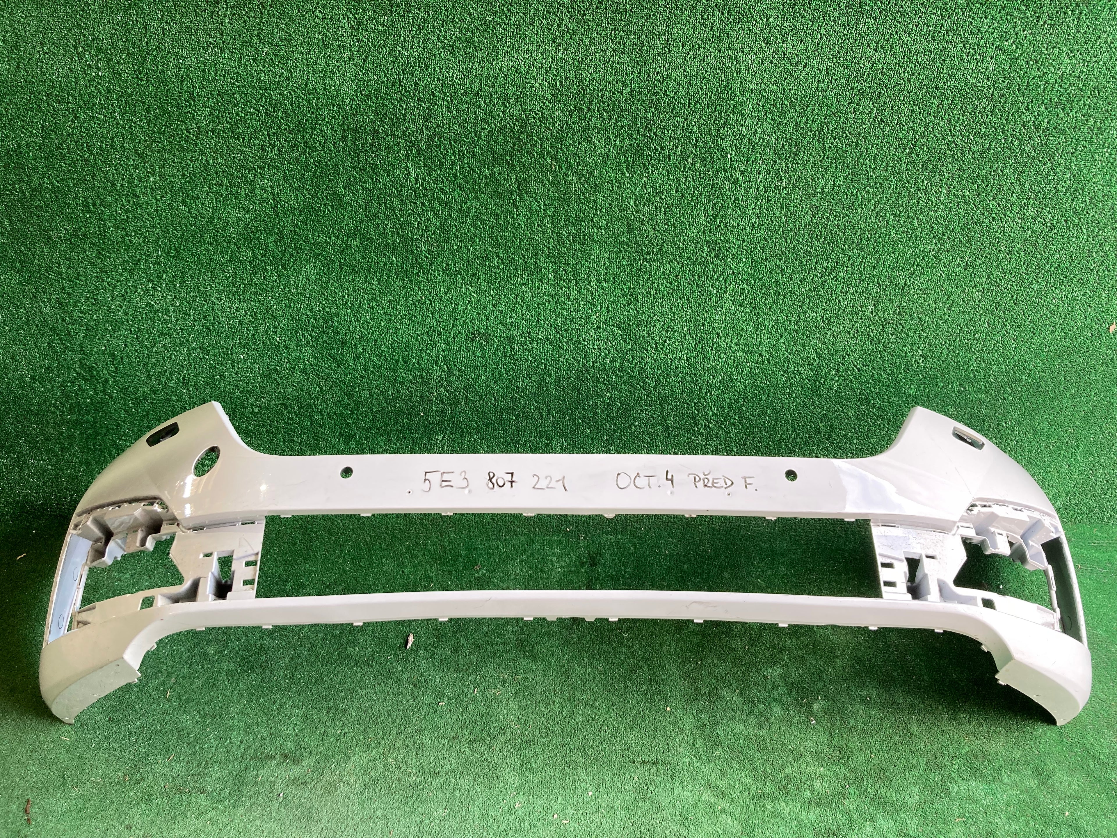 Škoda Octavia IV, 4 přední nárazník 5E3807221 před face