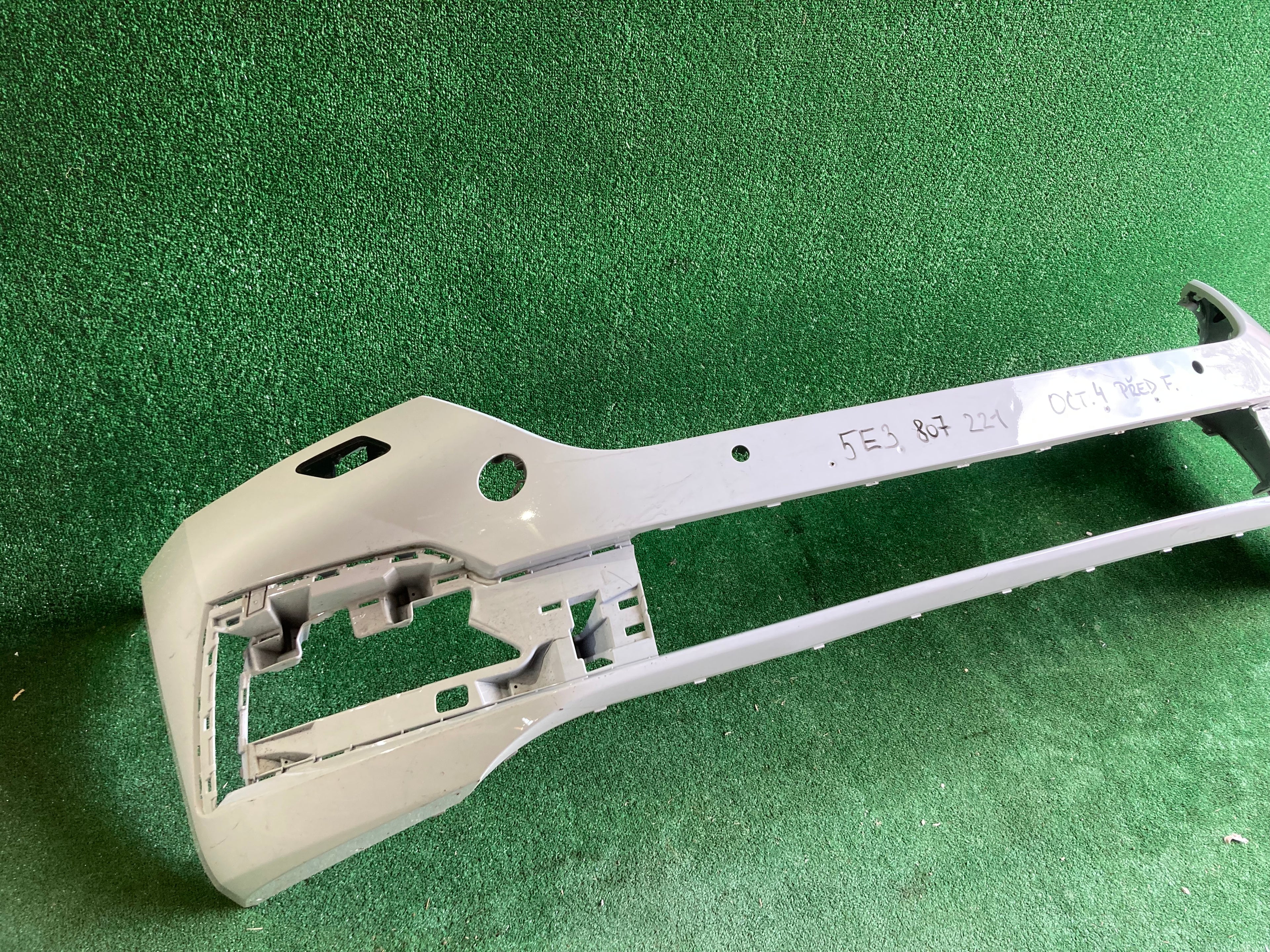 Škoda Octavia IV, 4 přední nárazník 5E3807221 před face