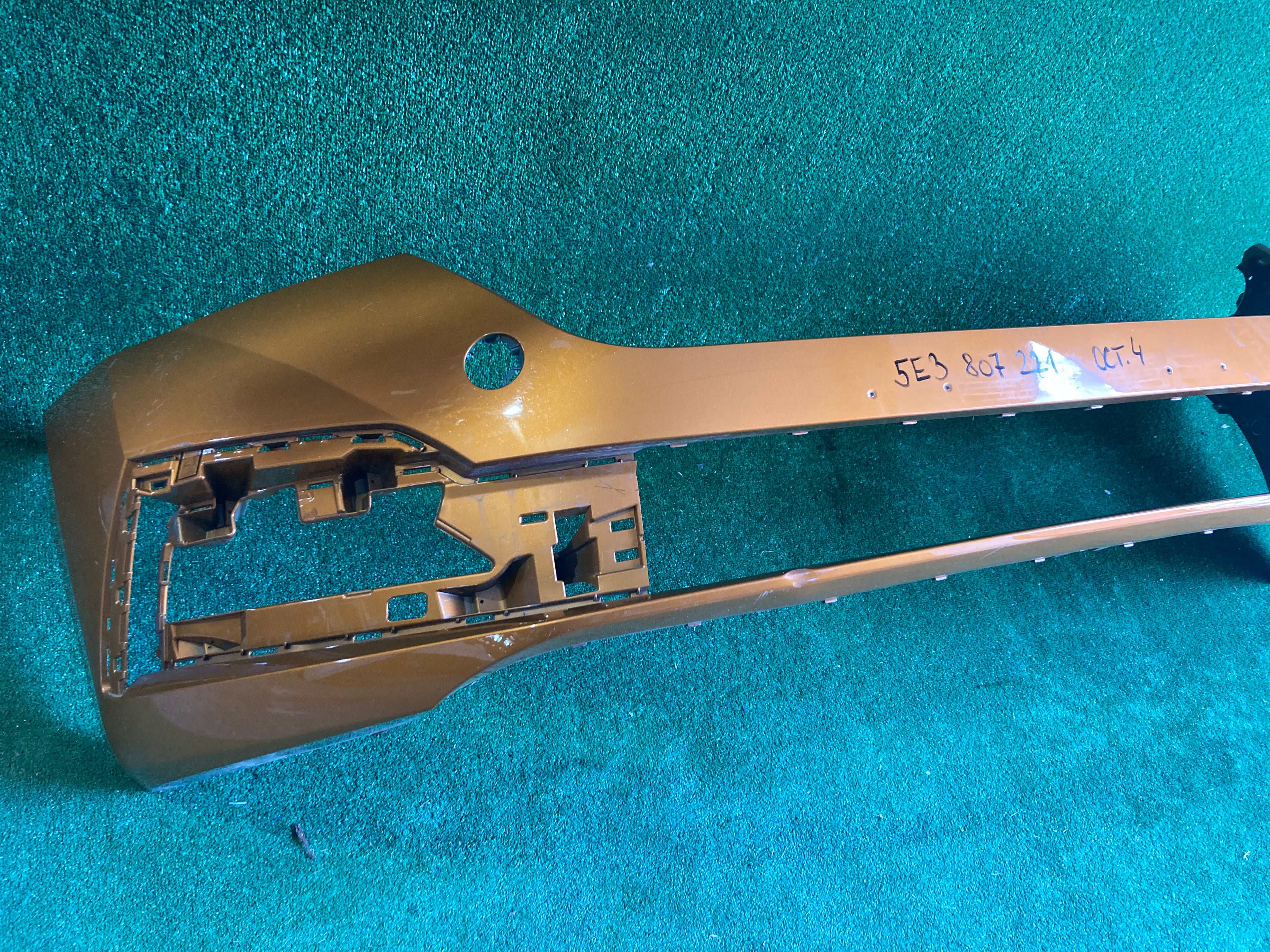 Škoda octavia IV, 4 přední nárazník 5E3807221