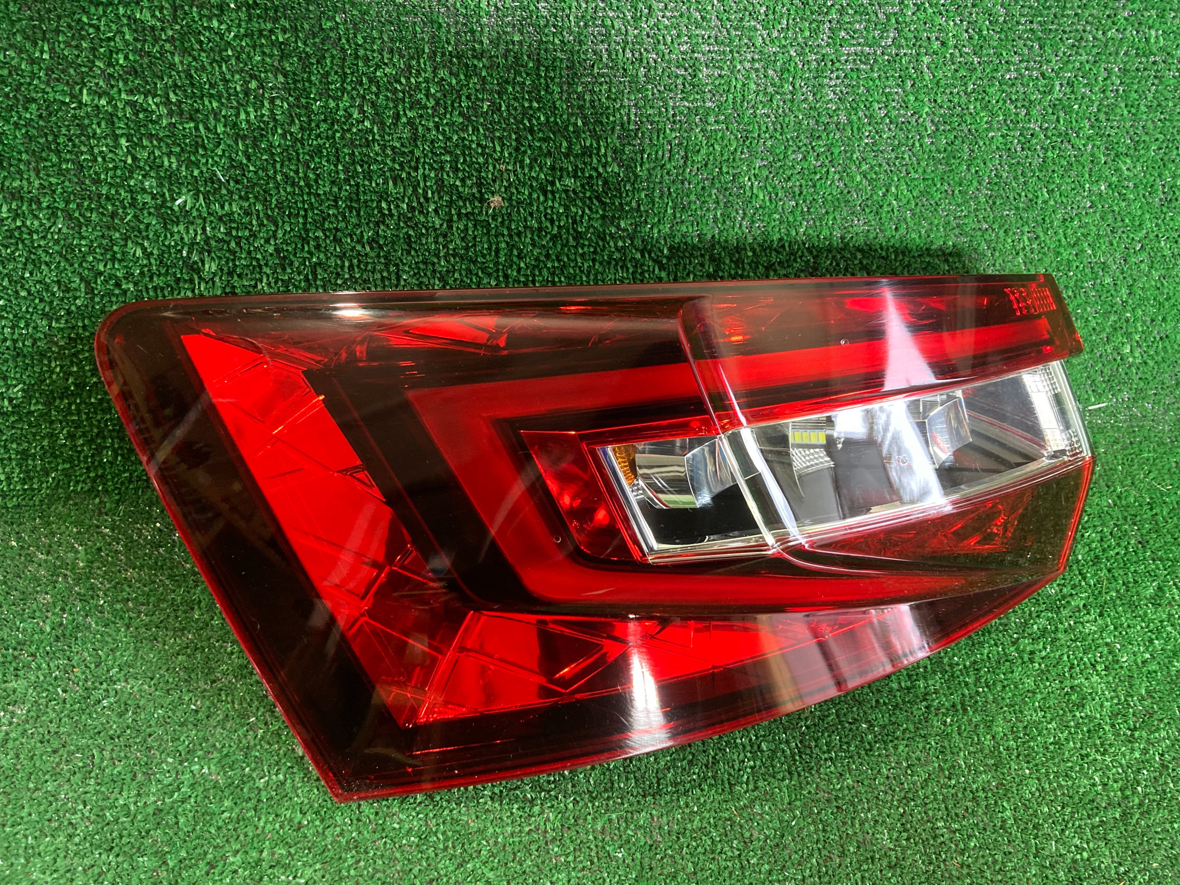 ŠKODA SUPERB III, 3 COMBI ,Leva zadní LAMPA , 3V9945207