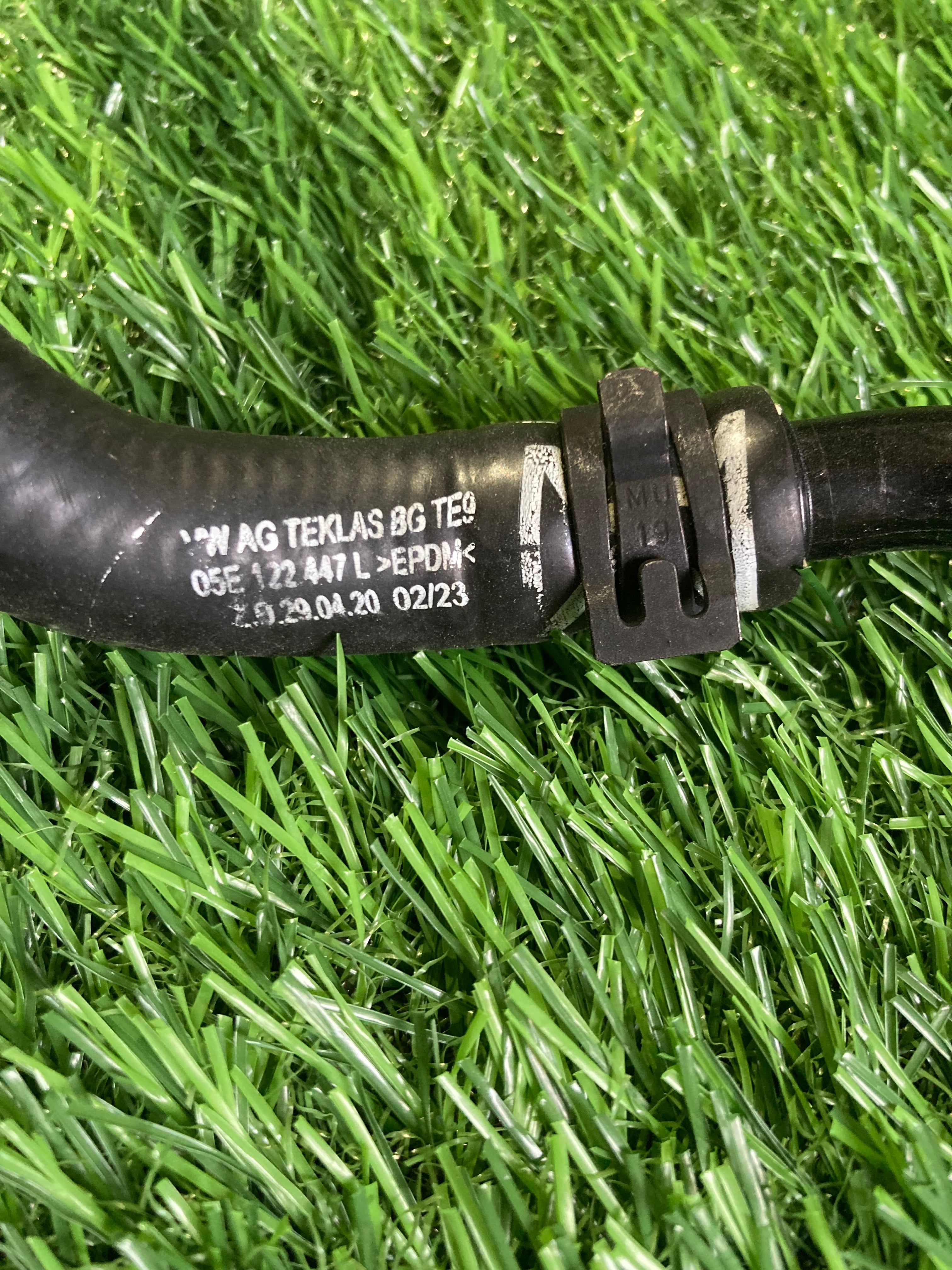 SKODA KAROQ Trubka VODNÍ ZÁSUVKA 05E122447L