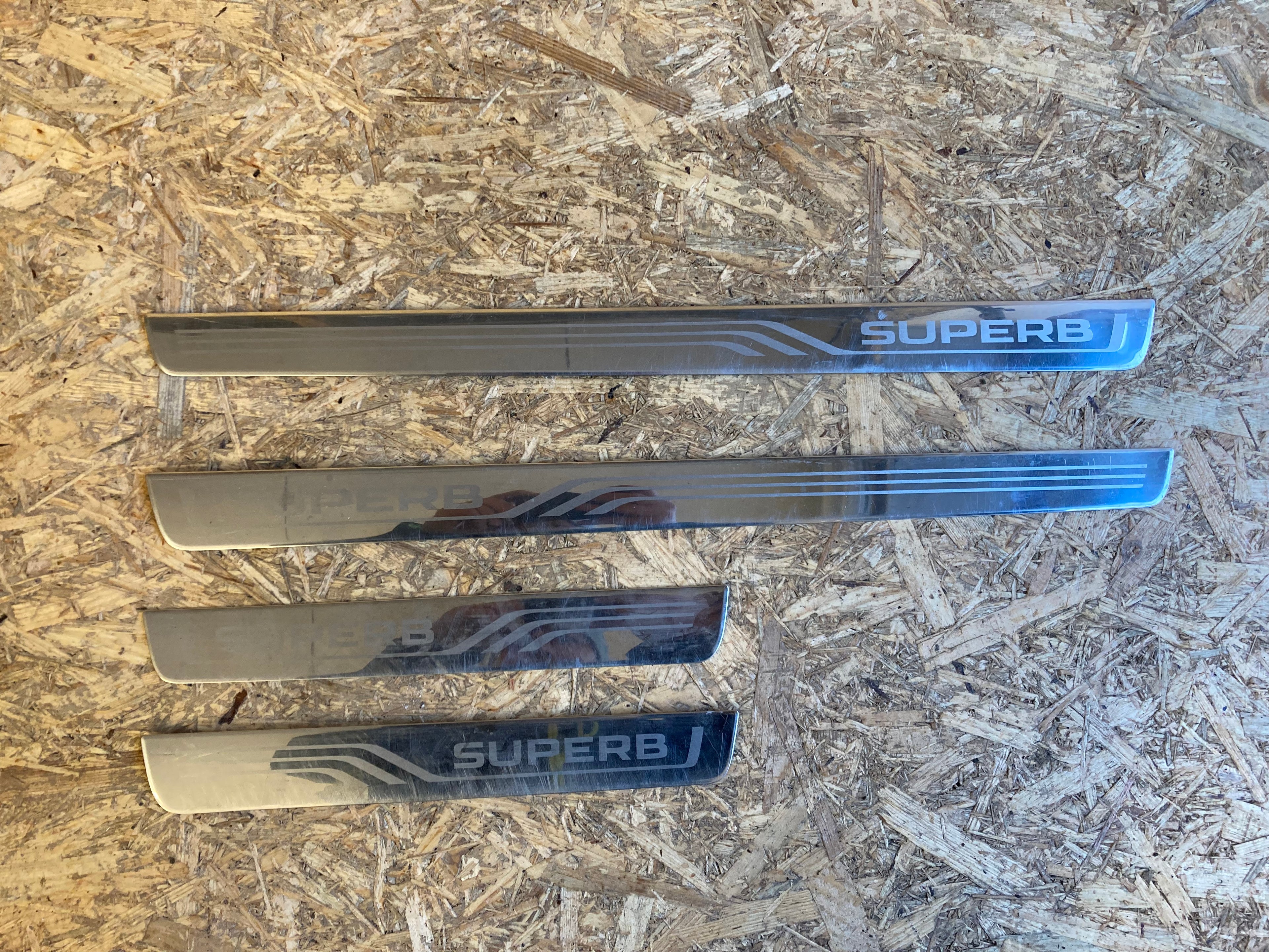 Škoda Superb III,3 chromové lišty prahu