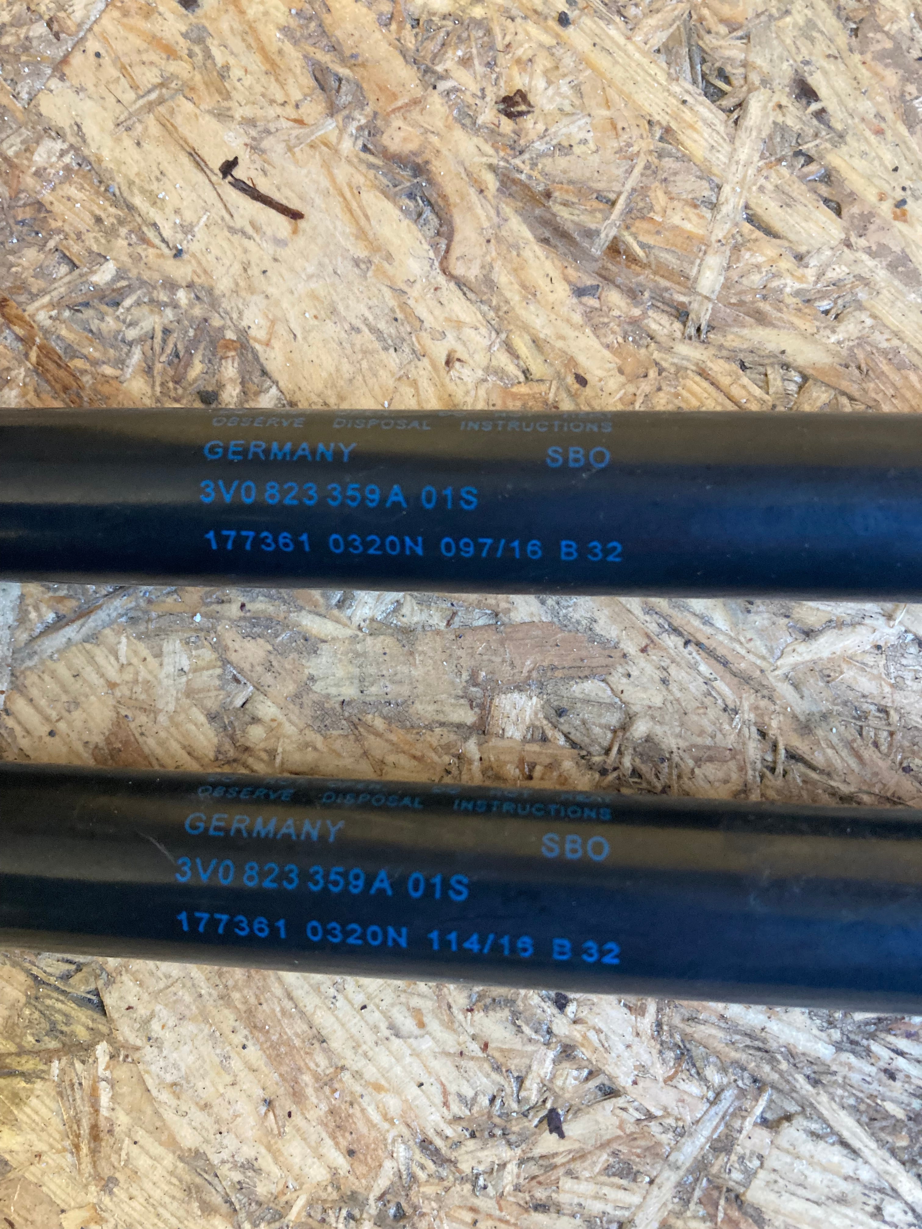 plynová vzpěra kapoty 3V0823359A