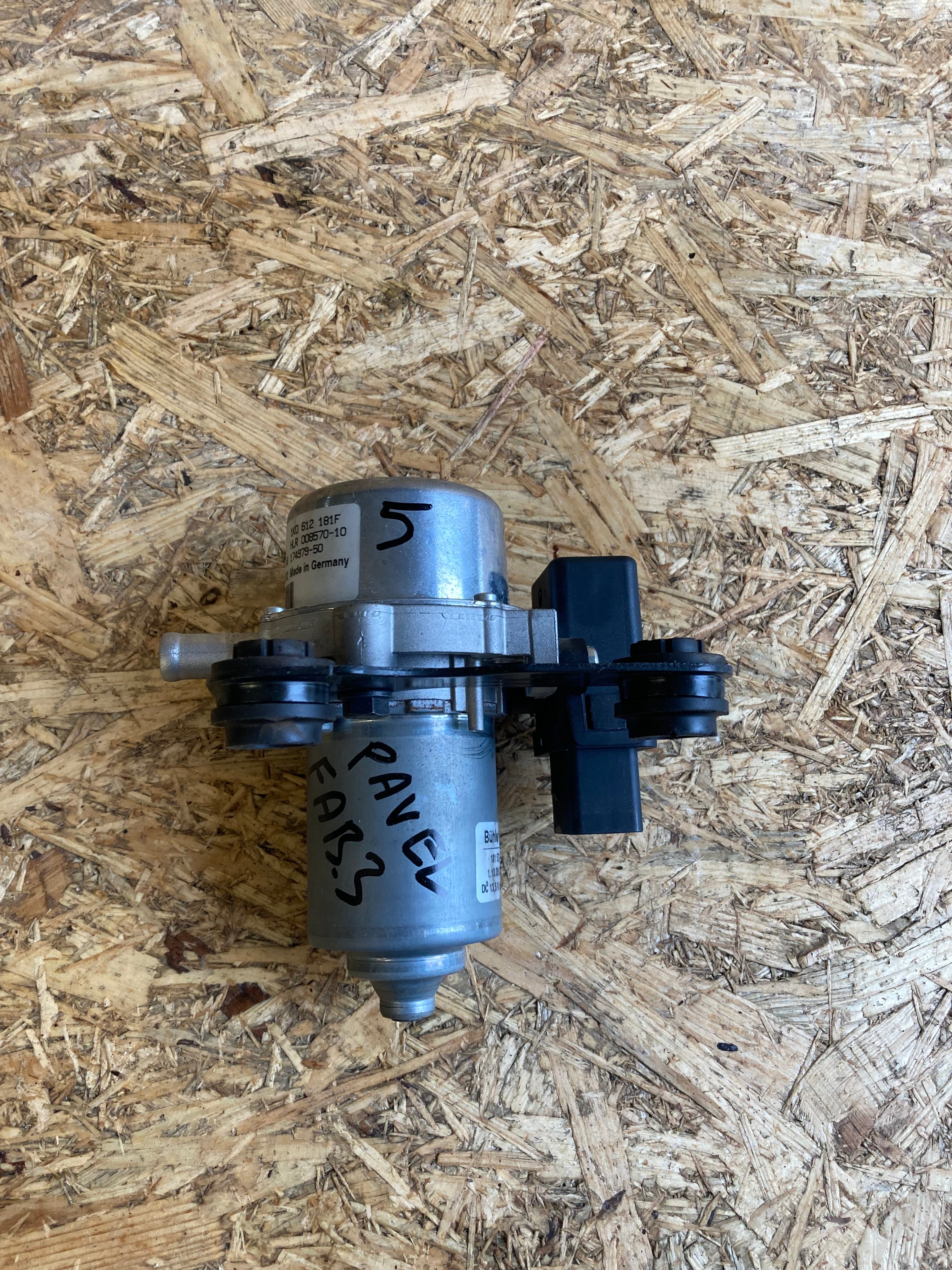 1K0612181F podtlakové čerpadlo s držákem VW škoda