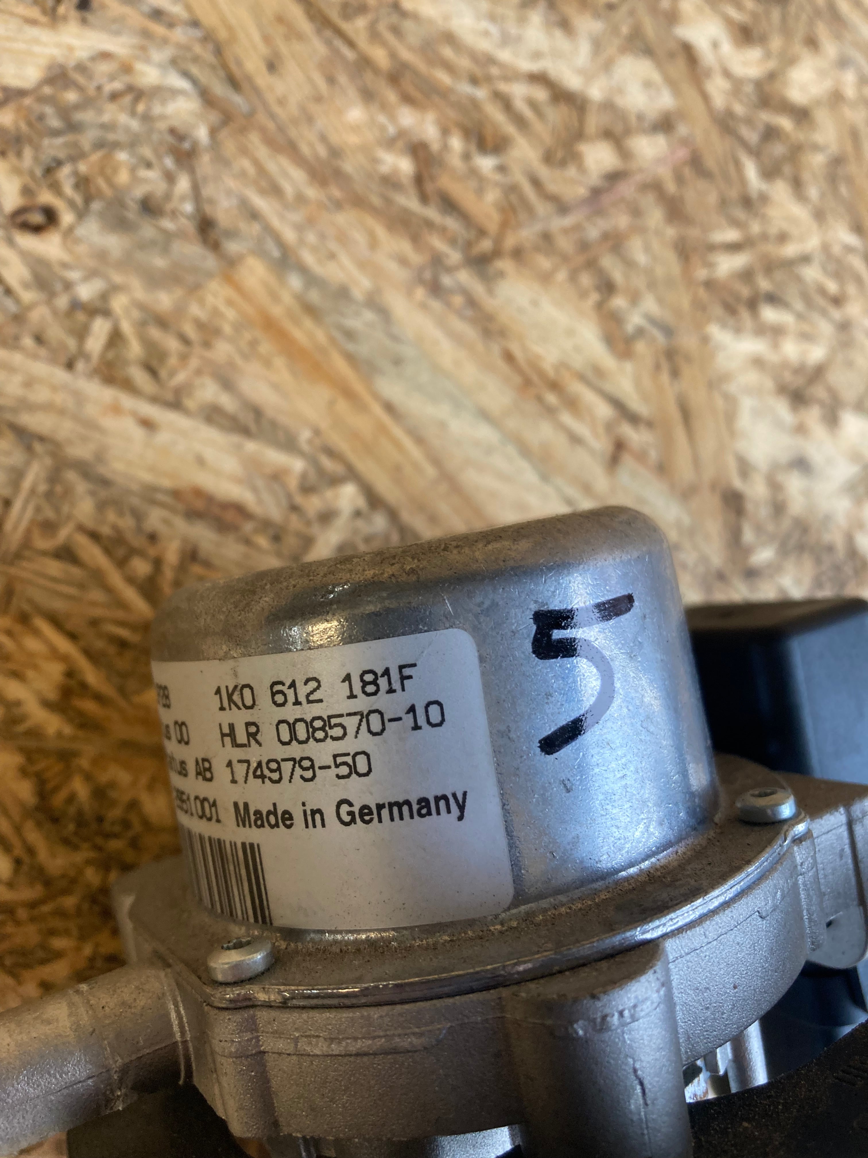 1K0612181F podtlakové čerpadlo s držákem VW škoda