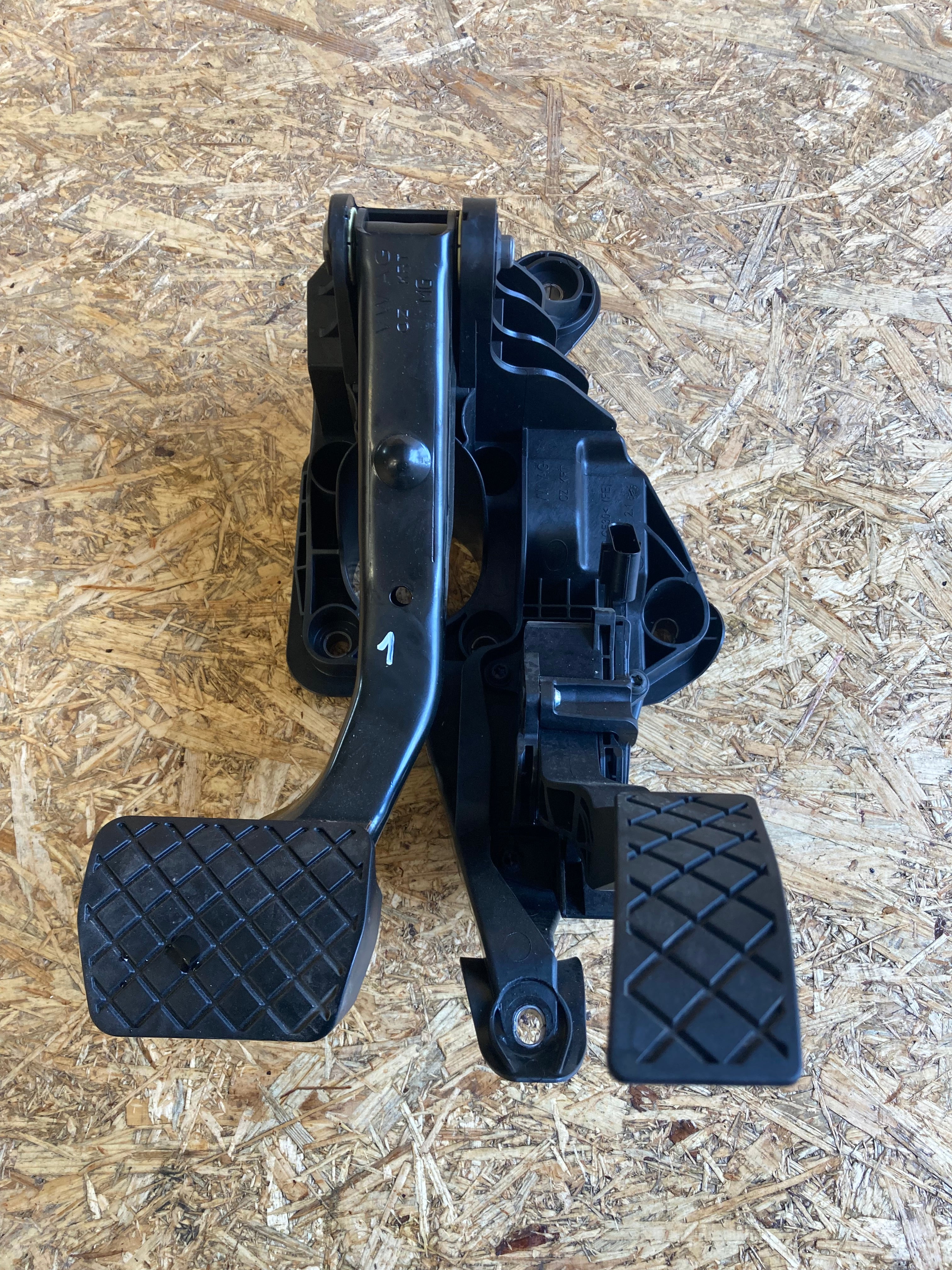 Sada brzdového pedálu Škoda Fabia s plynovým pedálem plynu 6C1723058D