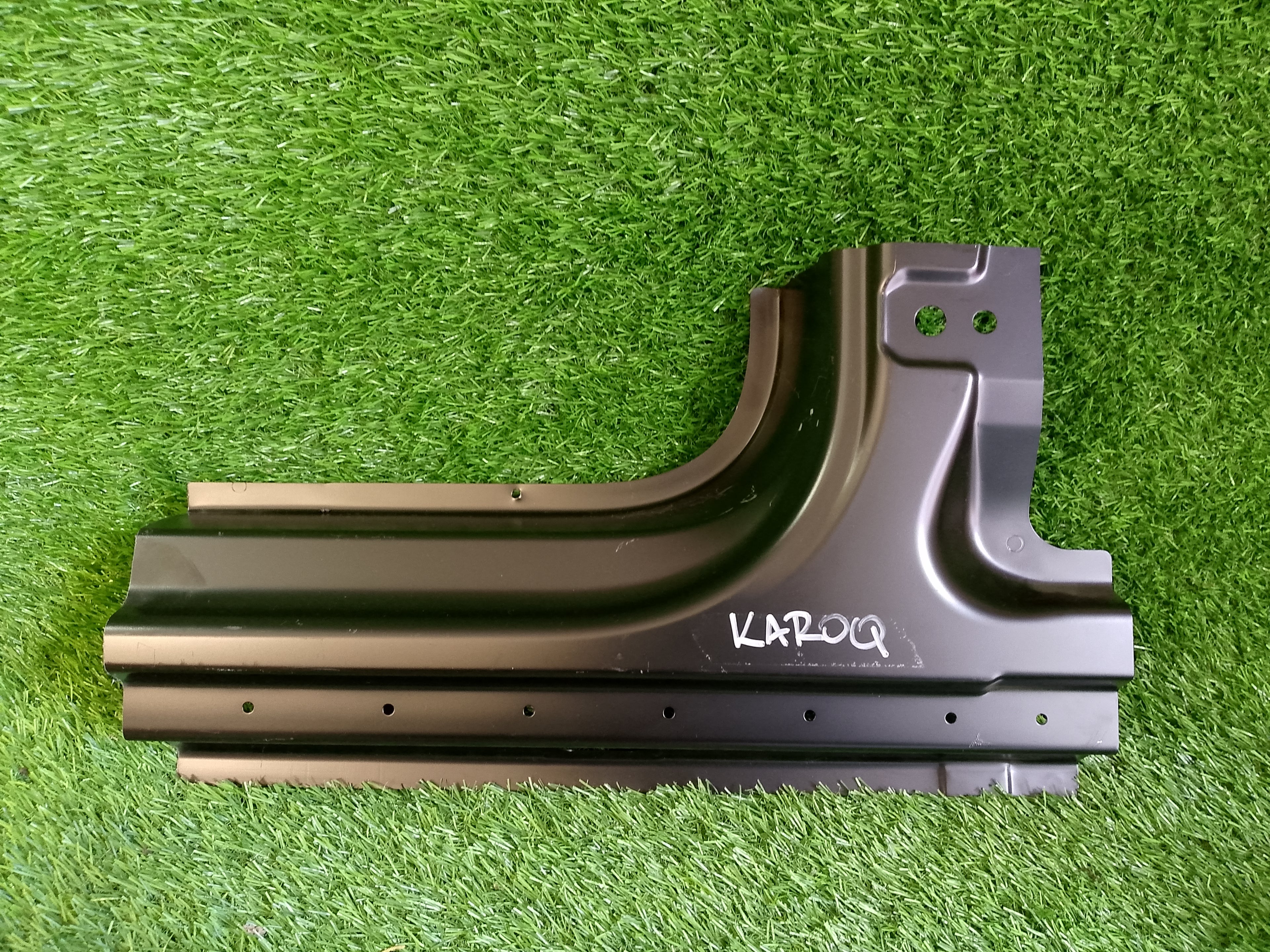 Škoda Karoq pravý práh špička